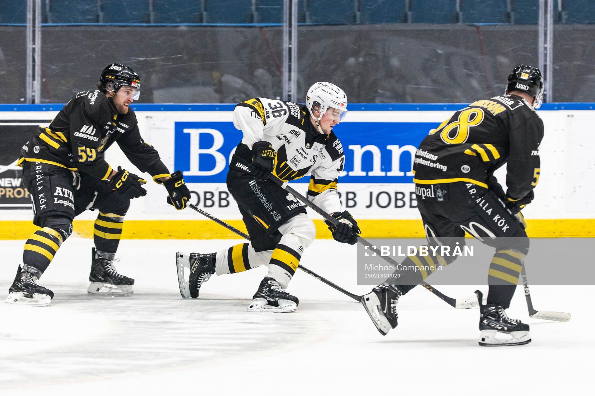 AIKs Macoy Erkamps och Oskar Magnusson i kamp om pucken med