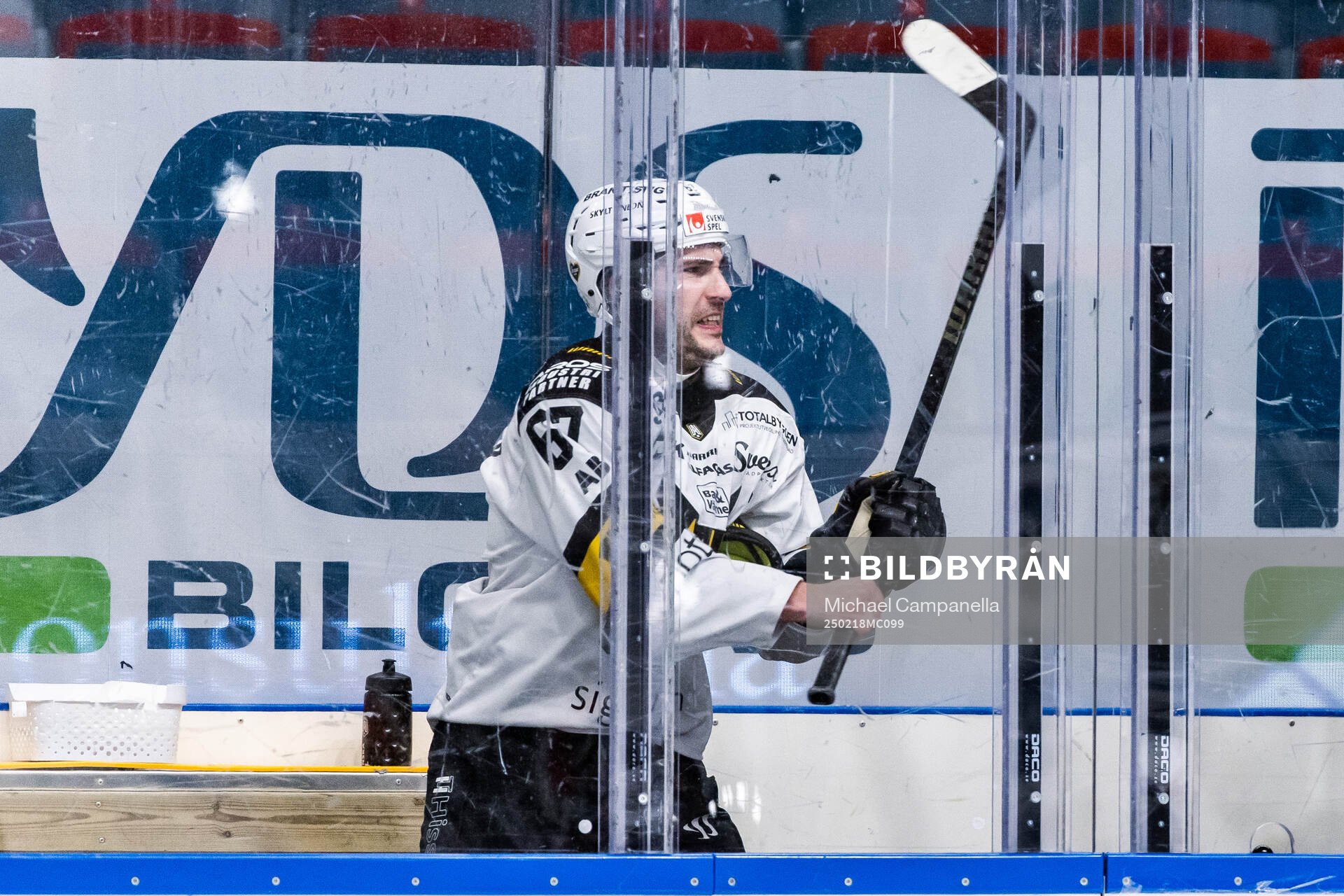 Västerås Konstantin Komarek reagerar i utvisningsbåset