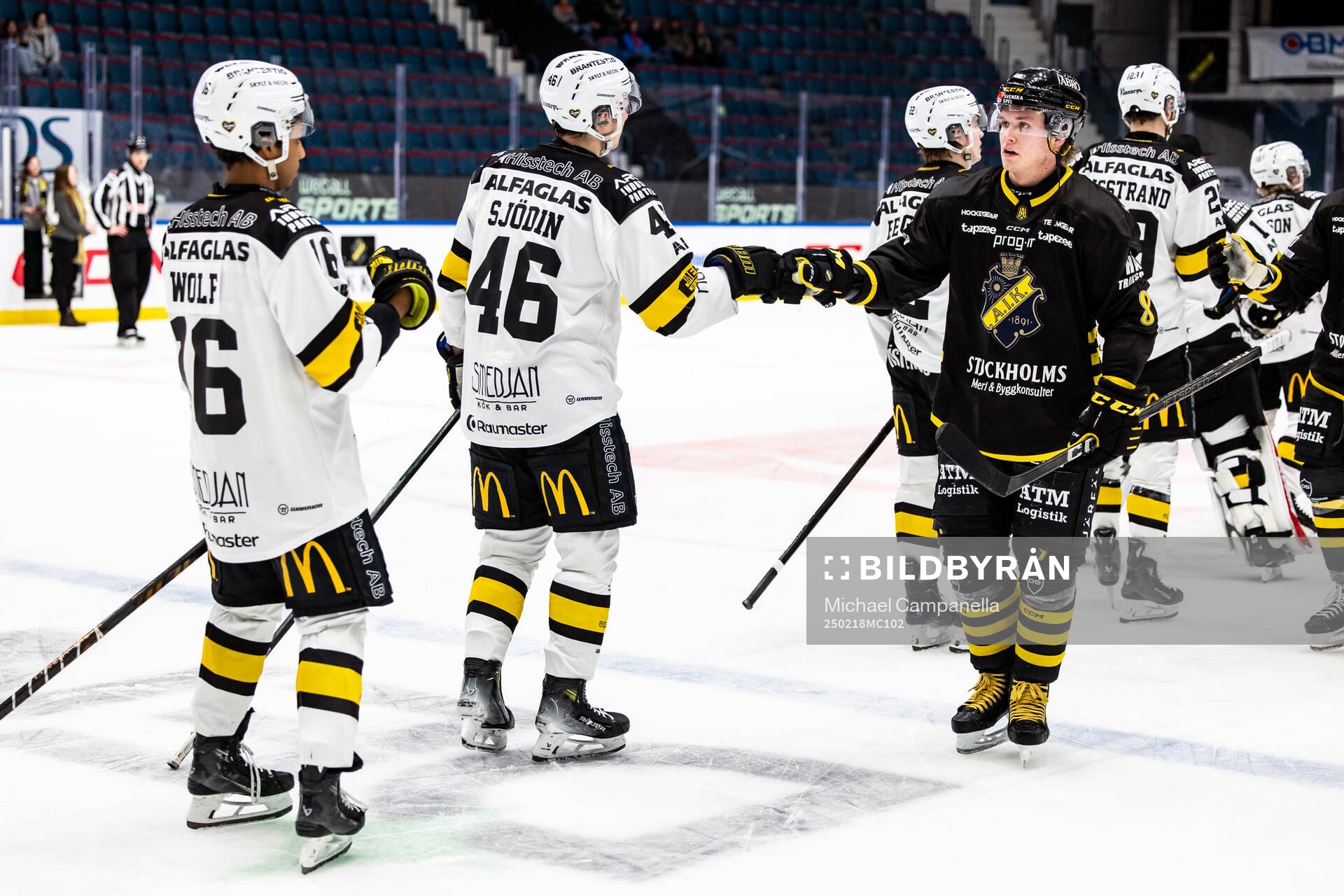 Västerås Noah Wolf och Svante Sjödin tackar AIKs Tom