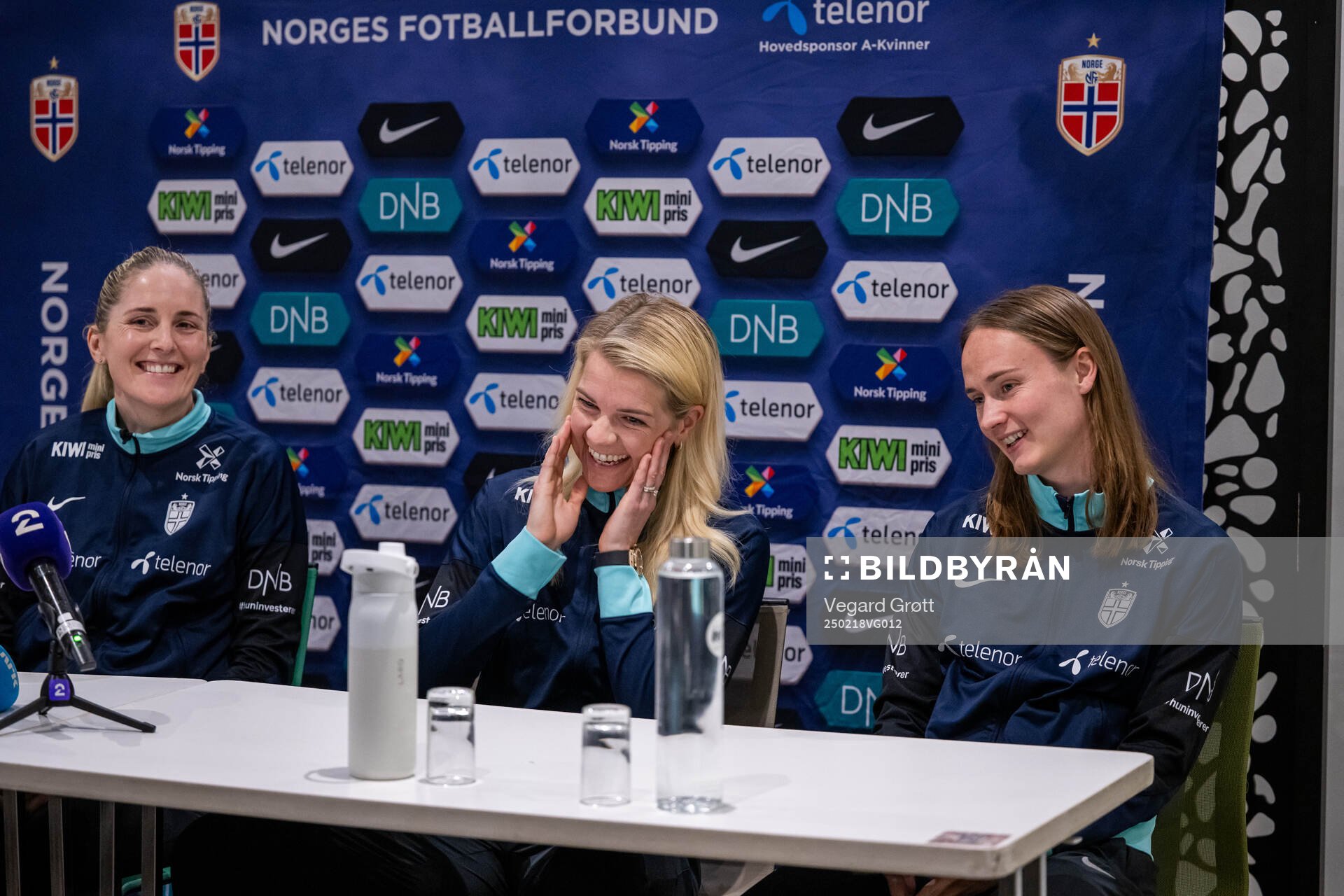 Head coach Gemma Grainger, Ada Hegerberg and Caroline