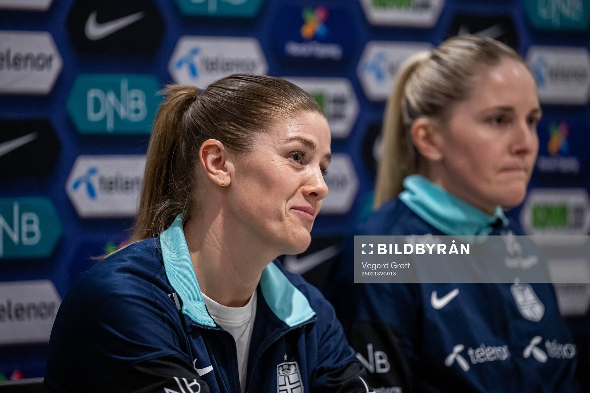 Maren Mjelde and head coach Gemma Grainger of the Norwegian