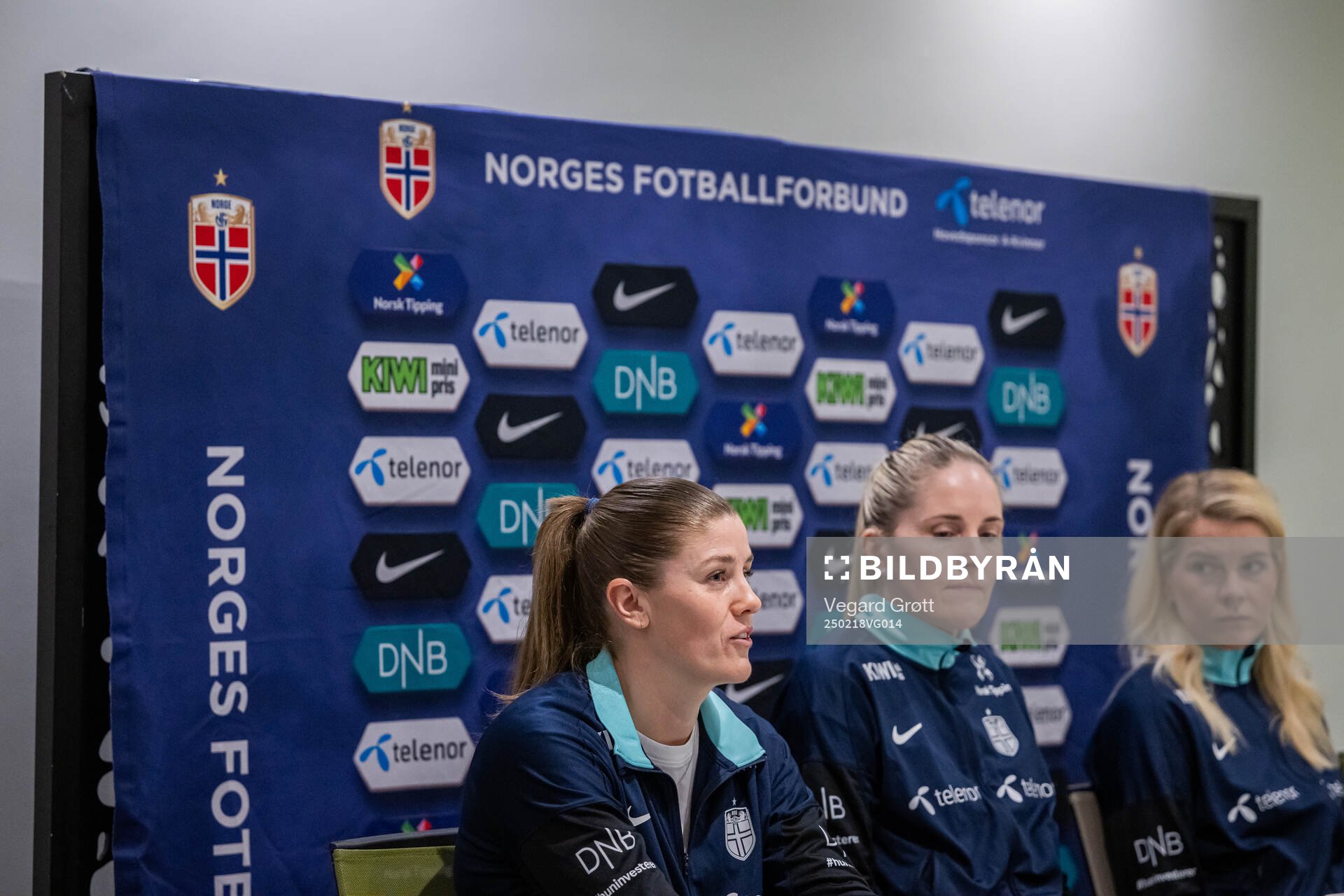 Maren Mjelde, head coach Gemma Grainger and Ada Hegerberg