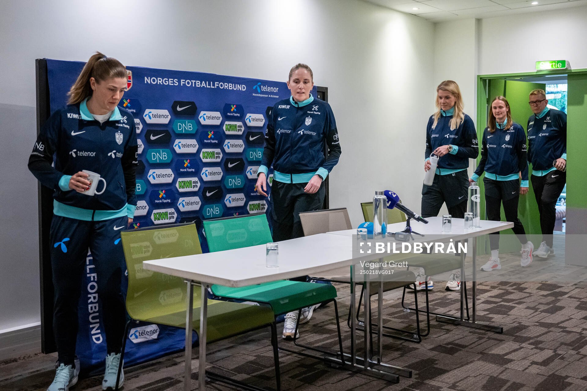 Maren Mjelde, head coach Gemma Grainger, Ada Hegerberg and