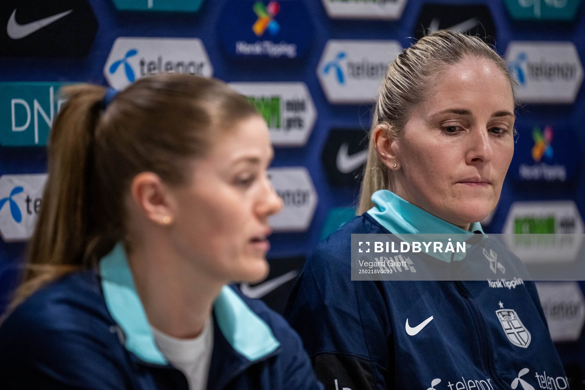 Maren Mjelde and head coach Gemma Grainger of the Norwegian