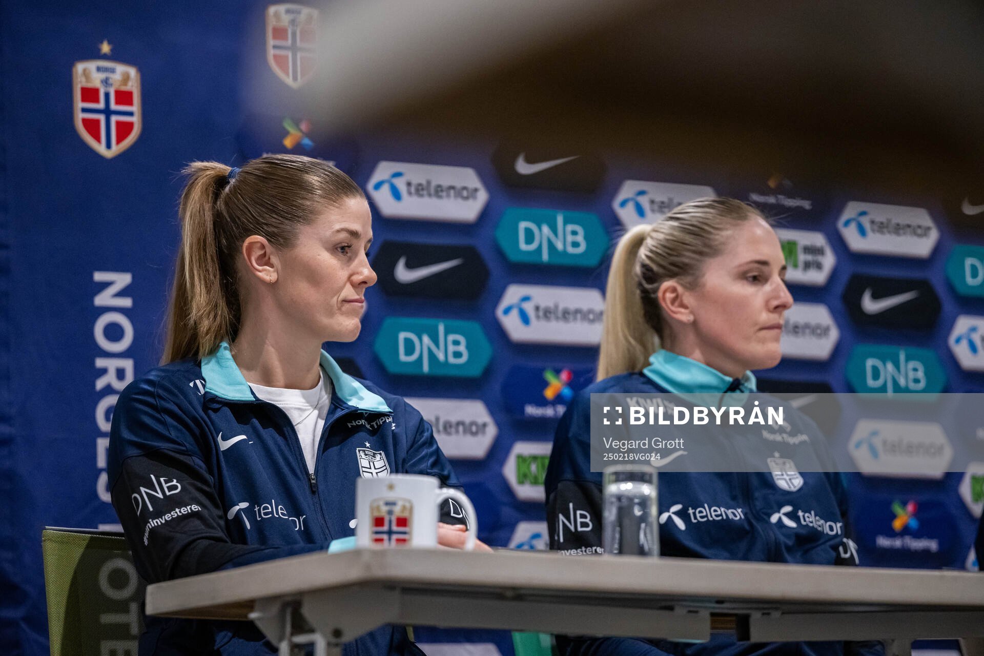 Maren Mjelde and head coach Gemma Grainger of the Norwegian