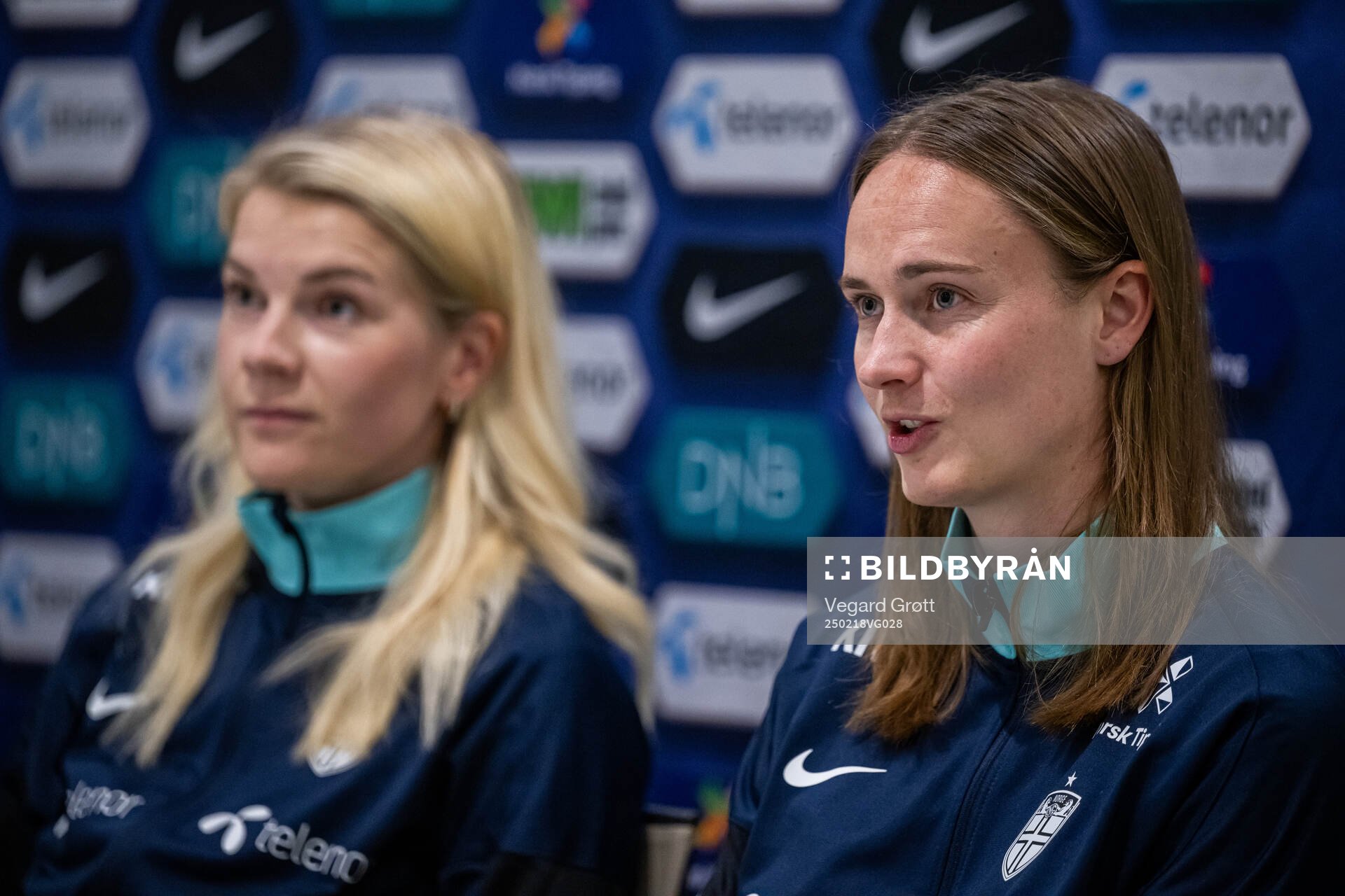 Ada Hegerberg and Caroline Graham Hansen of the Norwegian women's national football team during a press conference on February 18, 2025 in Toulouse.