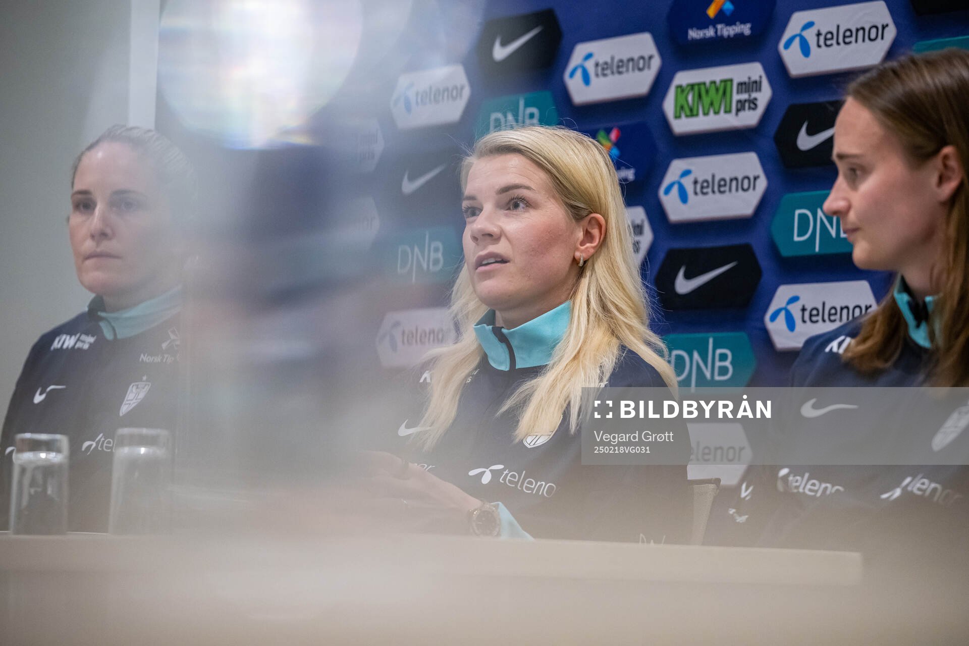 Head coach Gemma Grainger, Ada Hegerberg and Caroline