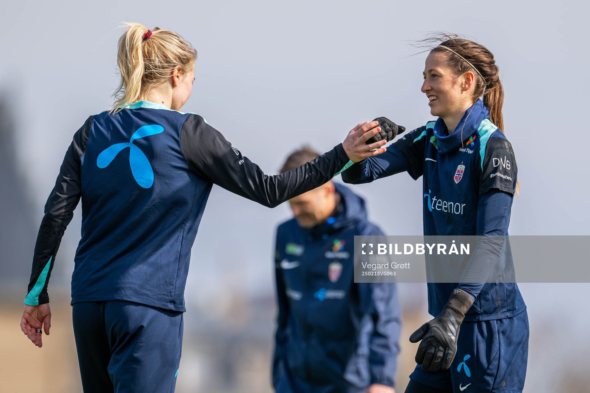 Ada Hegerberg and goalkeeper Cecilie Fiskerstrand of the Norwegian women's national football team during a training session on February 18, 2025 in Toulouse. 