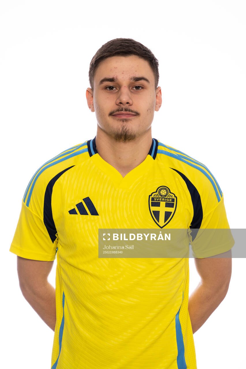 Melvin Vucenovic Persson poserar för porträtt under en fotografering med det svenska P18-landslaget i fotboll den 19 februari 2025 i Stockholm. 