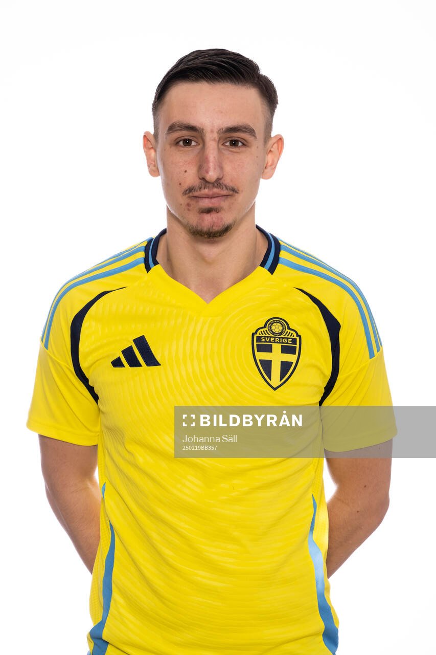 Lorik Bunjaku poserar för porträtt under en fotografering med det svenska P18-landslaget i fotboll den 19 februari 2025 i Stockholm. 