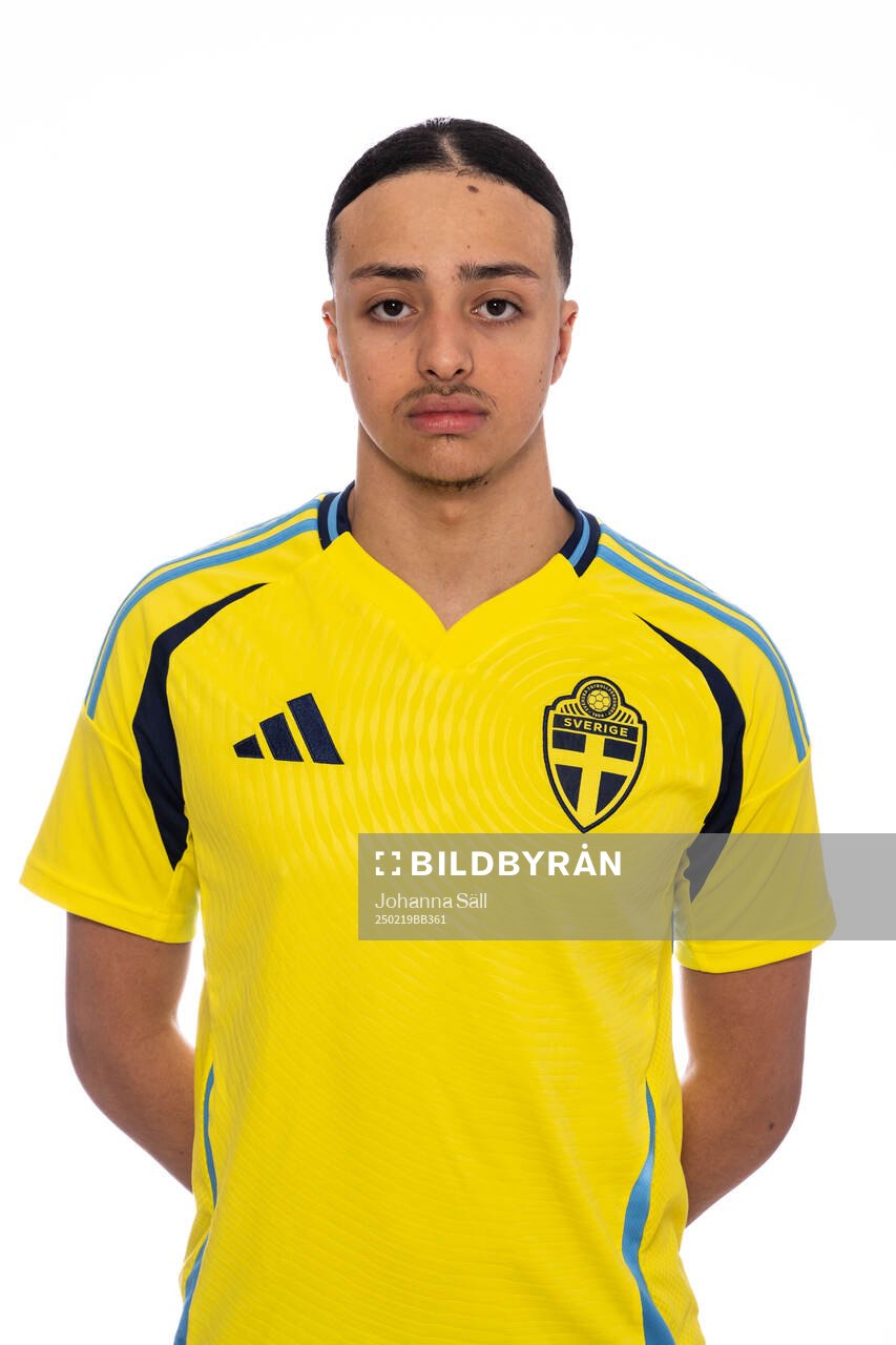 Elias Zemmale poserar för porträtt under en fotografering med det svenska P18-landslaget i fotboll den 19 februari 2025 i Stockholm. 