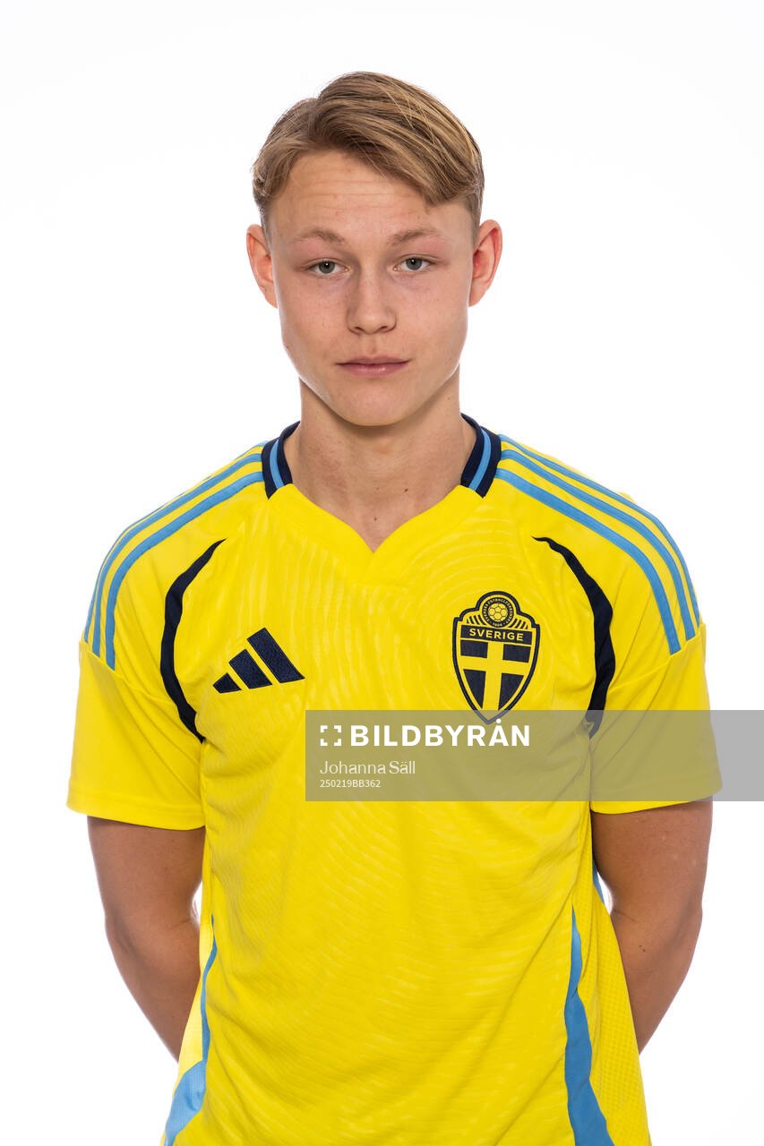 Alvin Nordin poserar för porträtt under en fotografering med det svenska P18-landslaget i fotboll den 19 februari 2025 i Stockholm. 