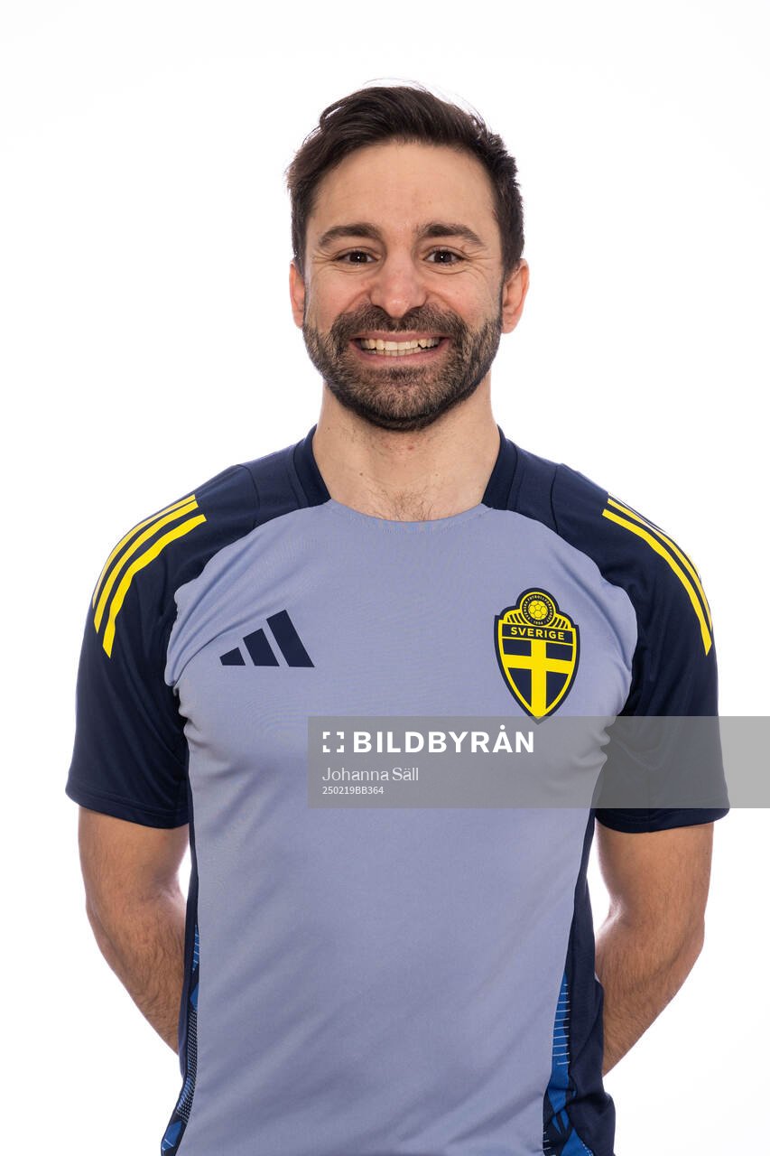 Tomás Pereira, analytiker, för porträtt under en fotografering med det svenska P18-landslaget i fotboll den 19 februari 2025 i Stockholm. 