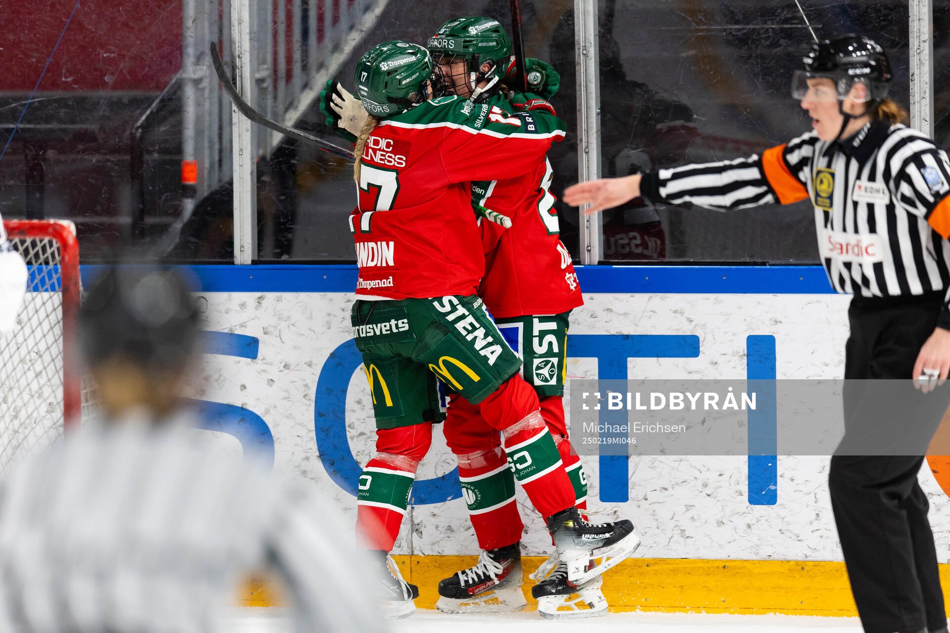 Frölundas Hanna Olsson jublar ihop med Sofie Lundin
