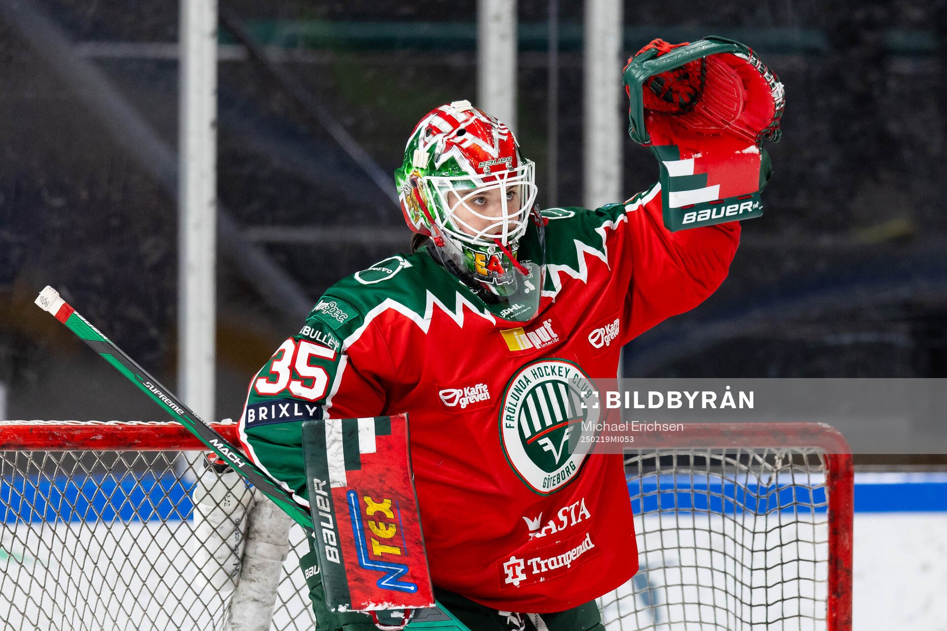 Frölundas målvakt Stephanie Neatby jublar