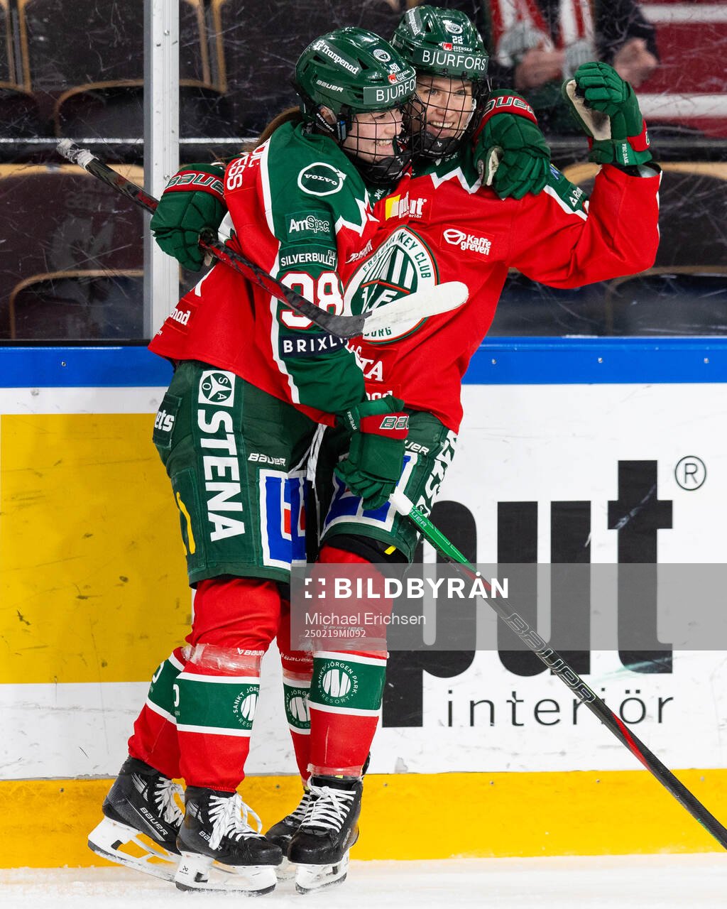 Frölundas Andrea Dalen jublar ihop med Felicia Linder