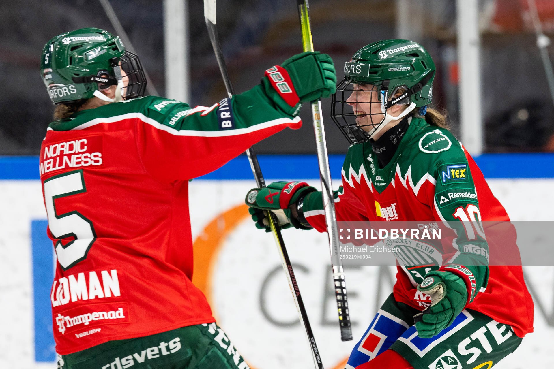 Frölundas Emilia Vesa jublar ihop med Nathalie Lidman