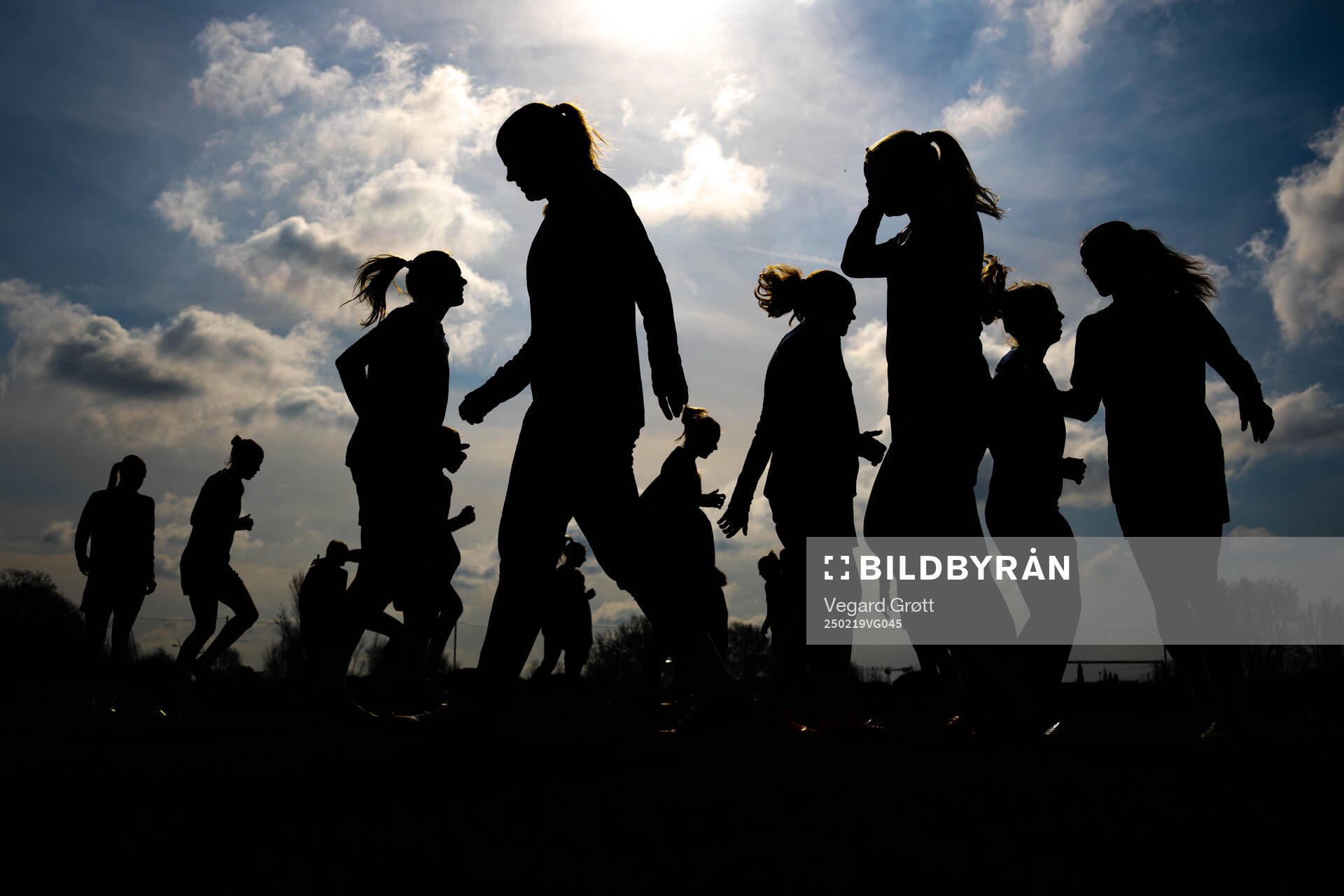 The silhouettes of Mathilde Harviken and players of the Norwegian women's national football team during a training session on February 19, 2025 in Toulouse.