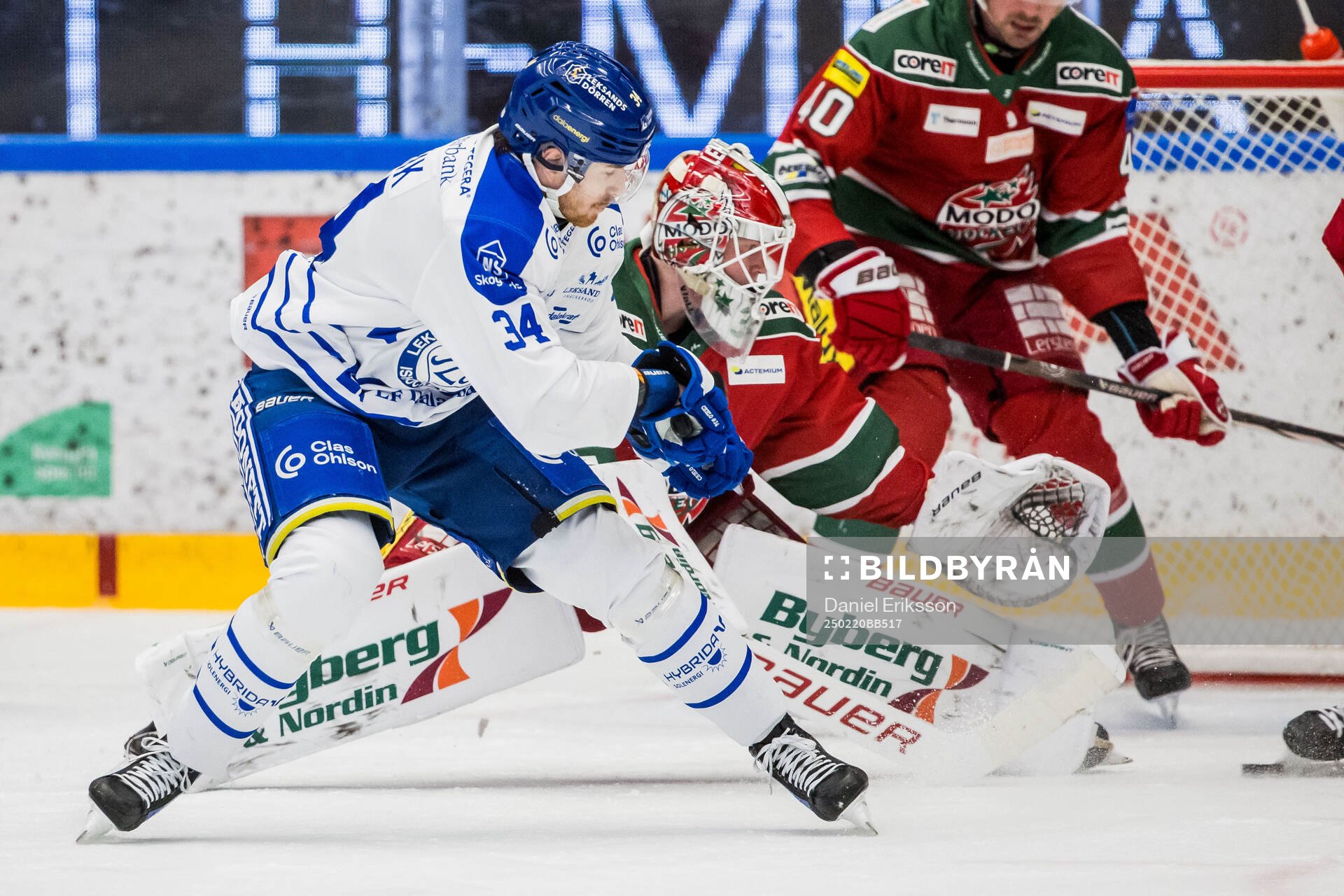 Leksands Peter Cehlarik och Modos målvakt Lassi Lehtinen
