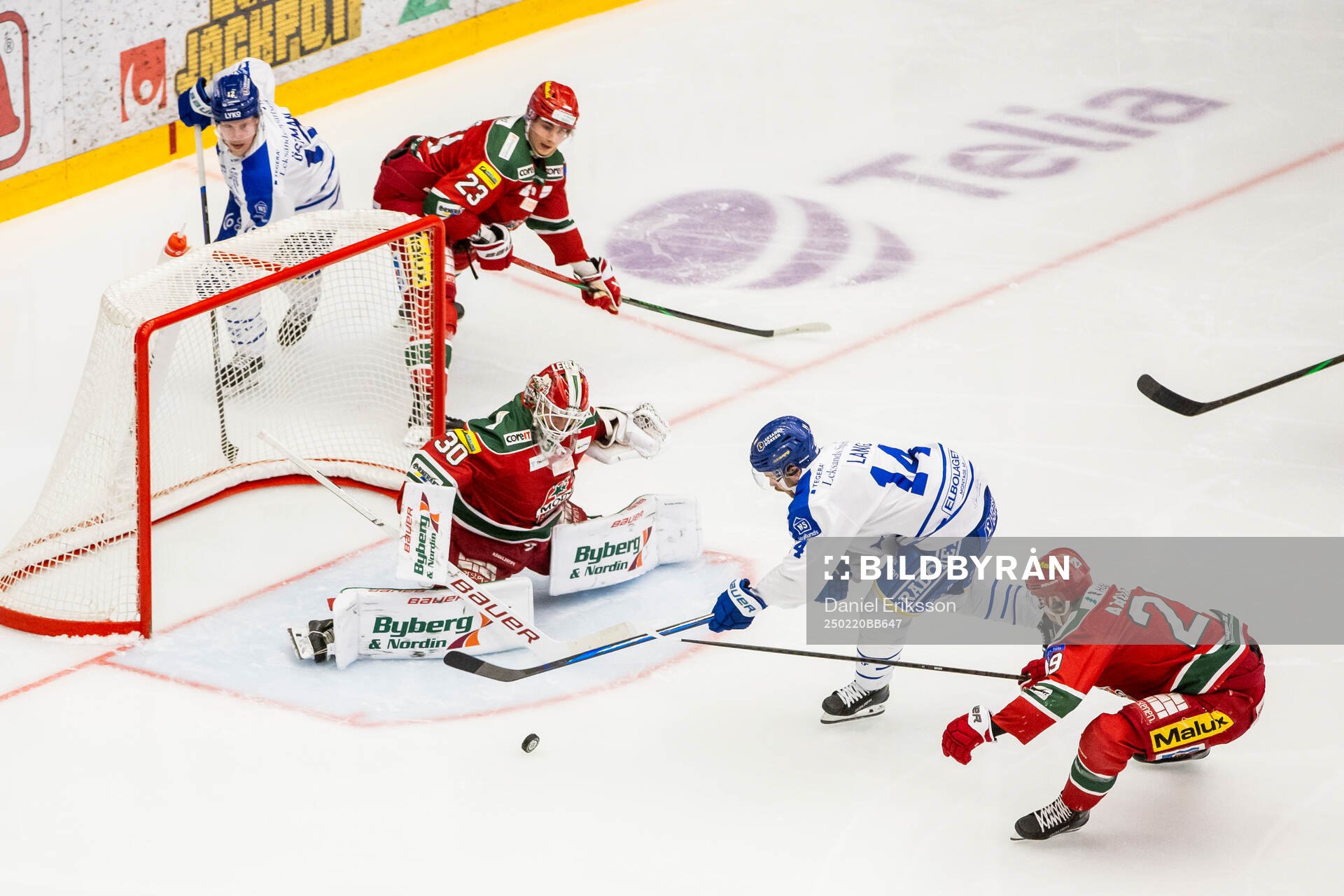Modos målvakt Lassi Lehtinen och Leksands Oskar Lang och