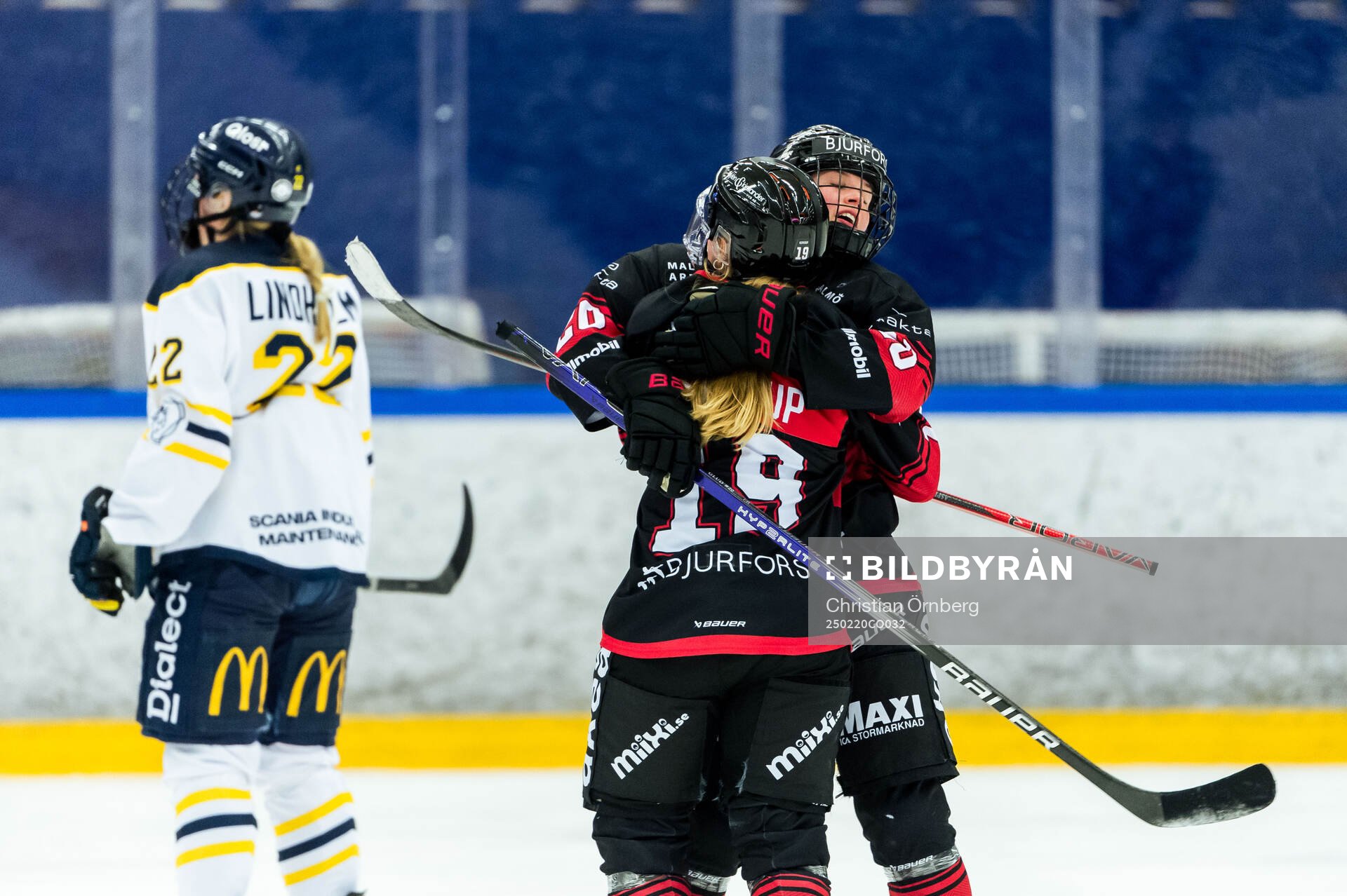 Malmö Redhawks Josephine Asperup och Silke Glud jublar