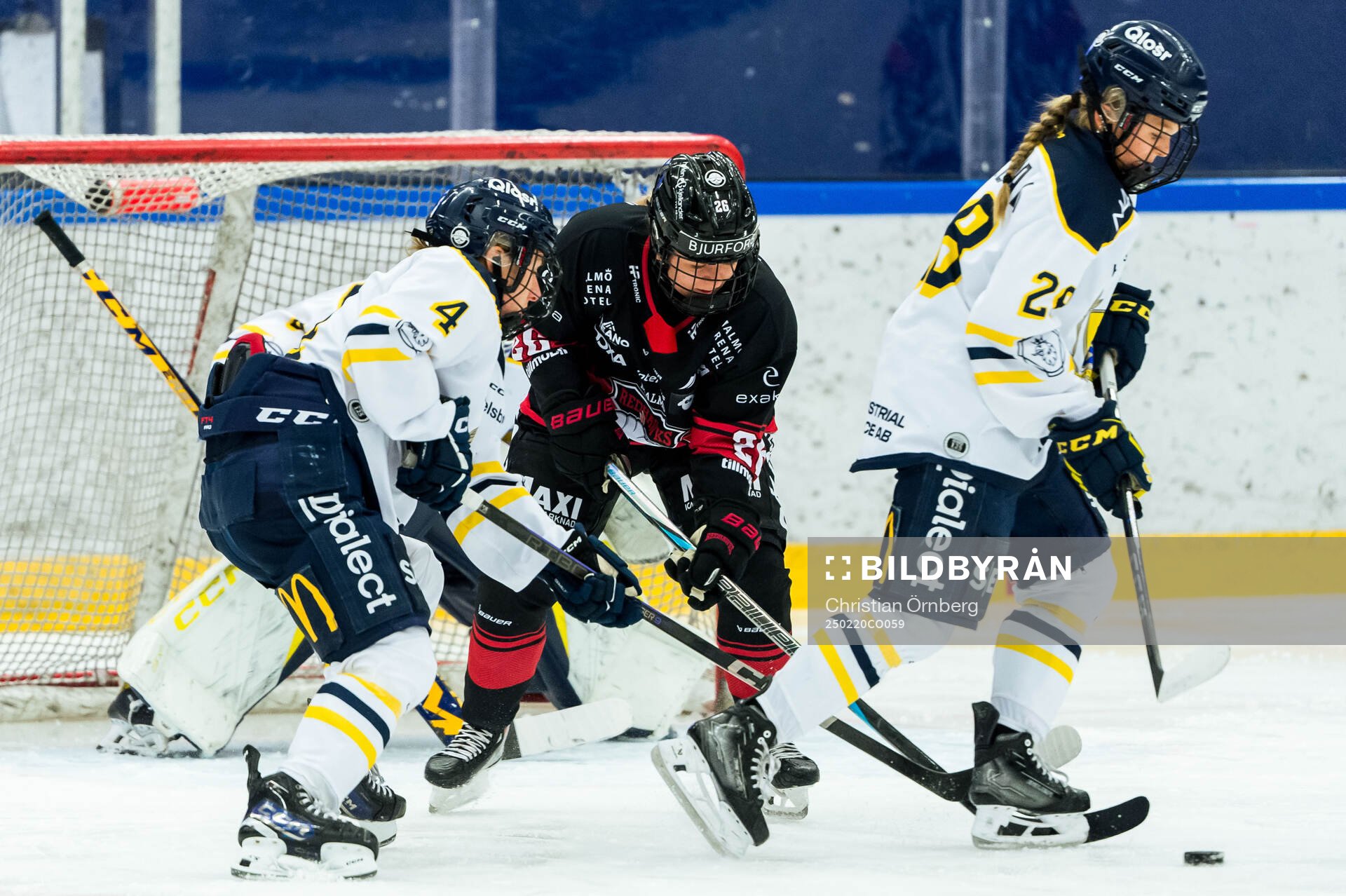 Södertäljes Maja Nyberg och Malmö Redhawks Annie Svärd
