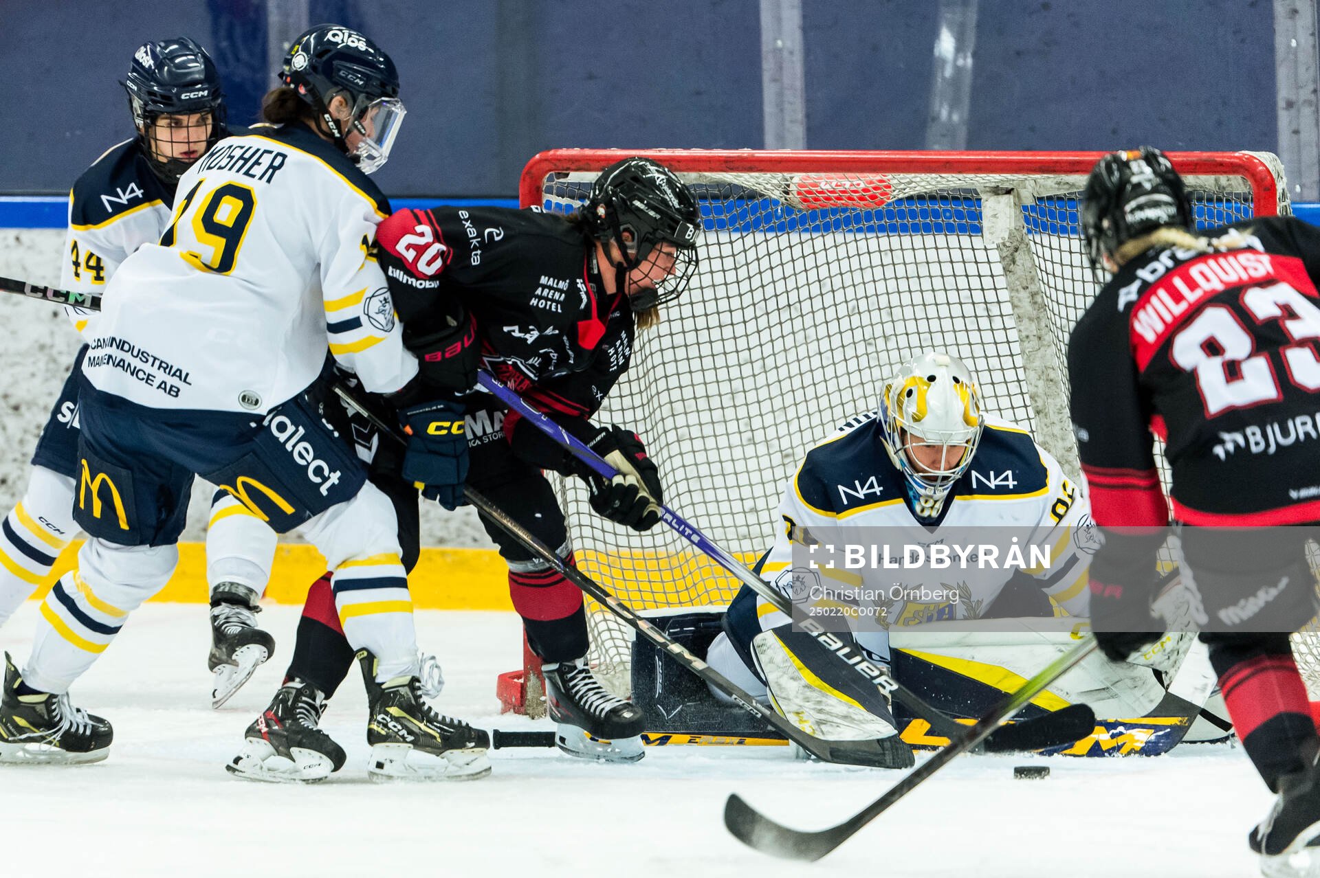 Malmö Redhawks Silke Glud och Södertäljes Nicole Jackson
