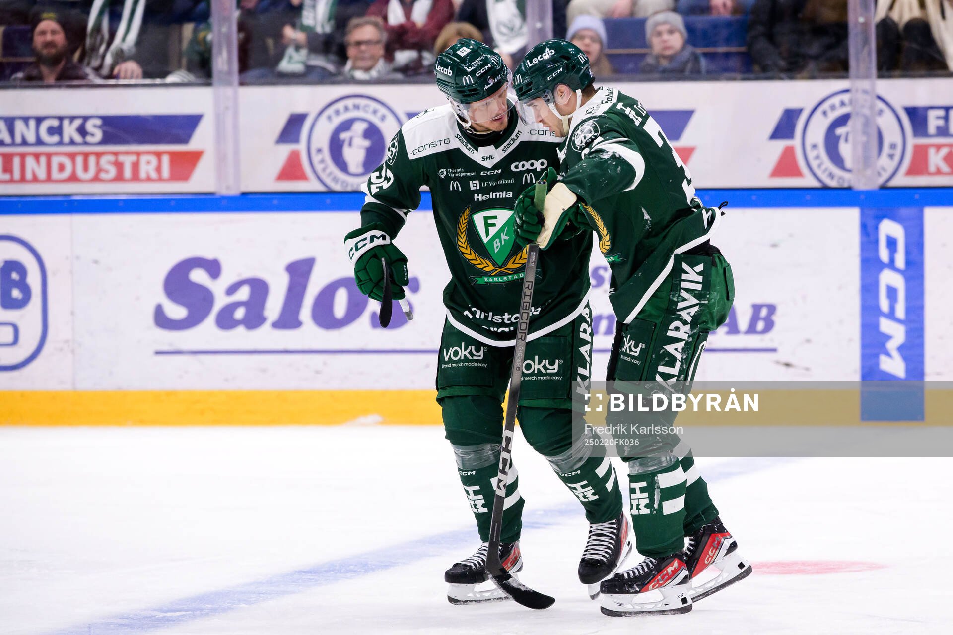 Färjestads Magnus Nygren hjälper Michael Lindqvist av isen