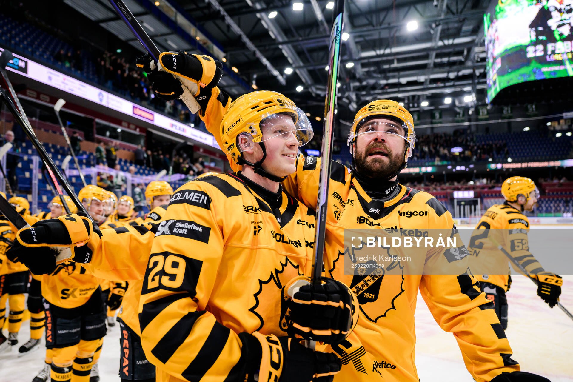 Skellefteås Ludvig Warg och Luke Witkowski jublar