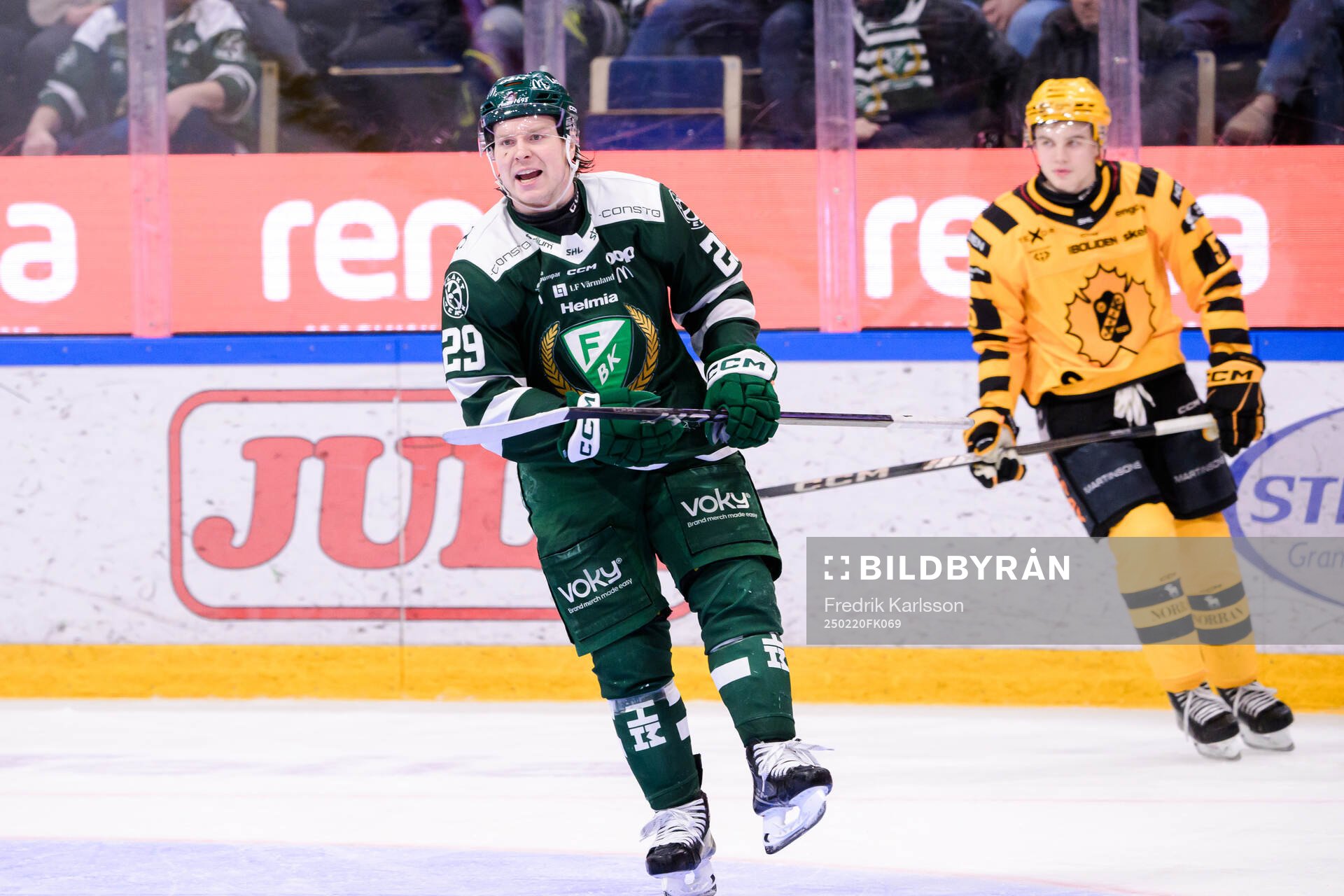 Färjestads Oskar Steen skriker på domaren och blir utvisad