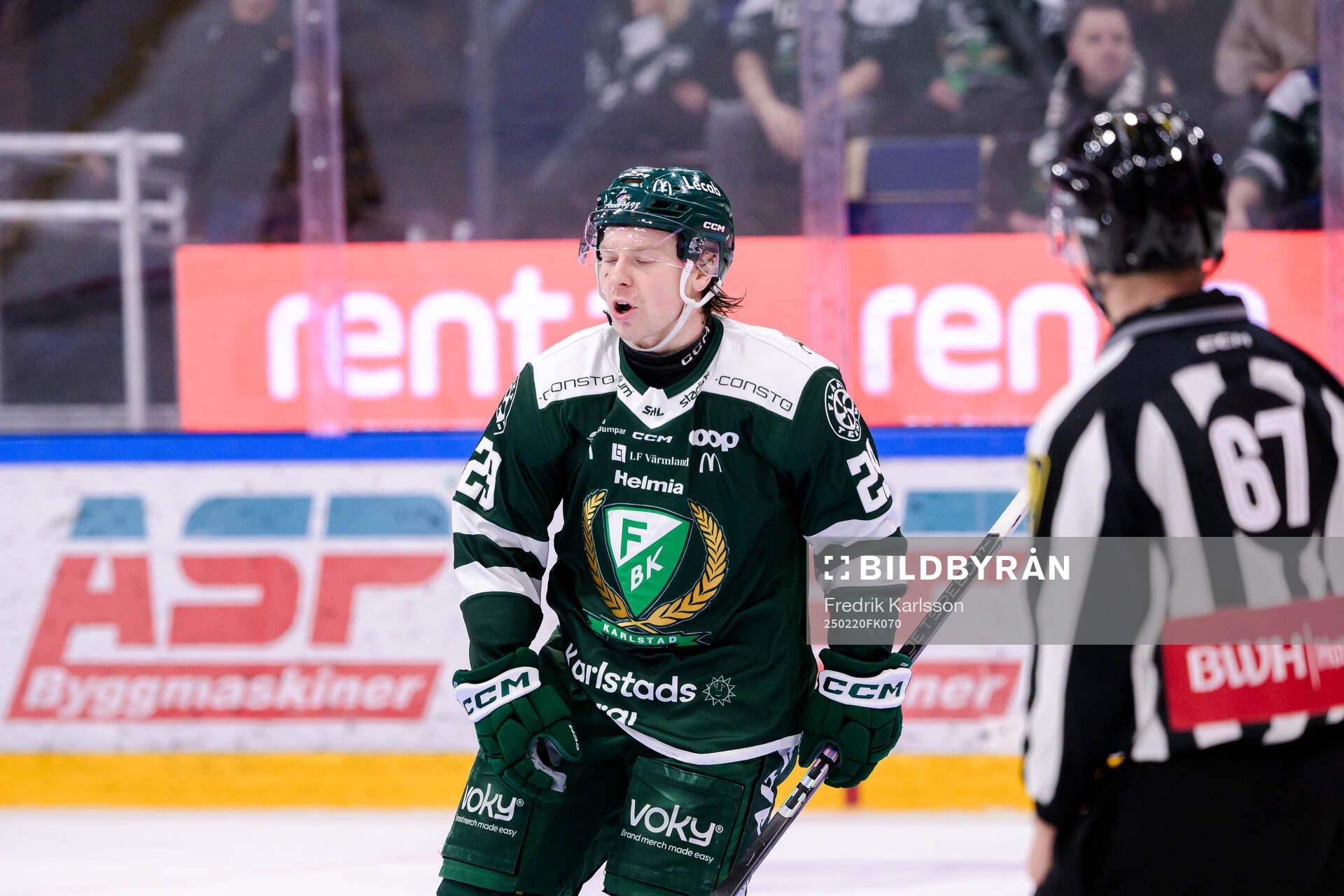 Färjestads Oskar Steen och linjedomare Christian Billing