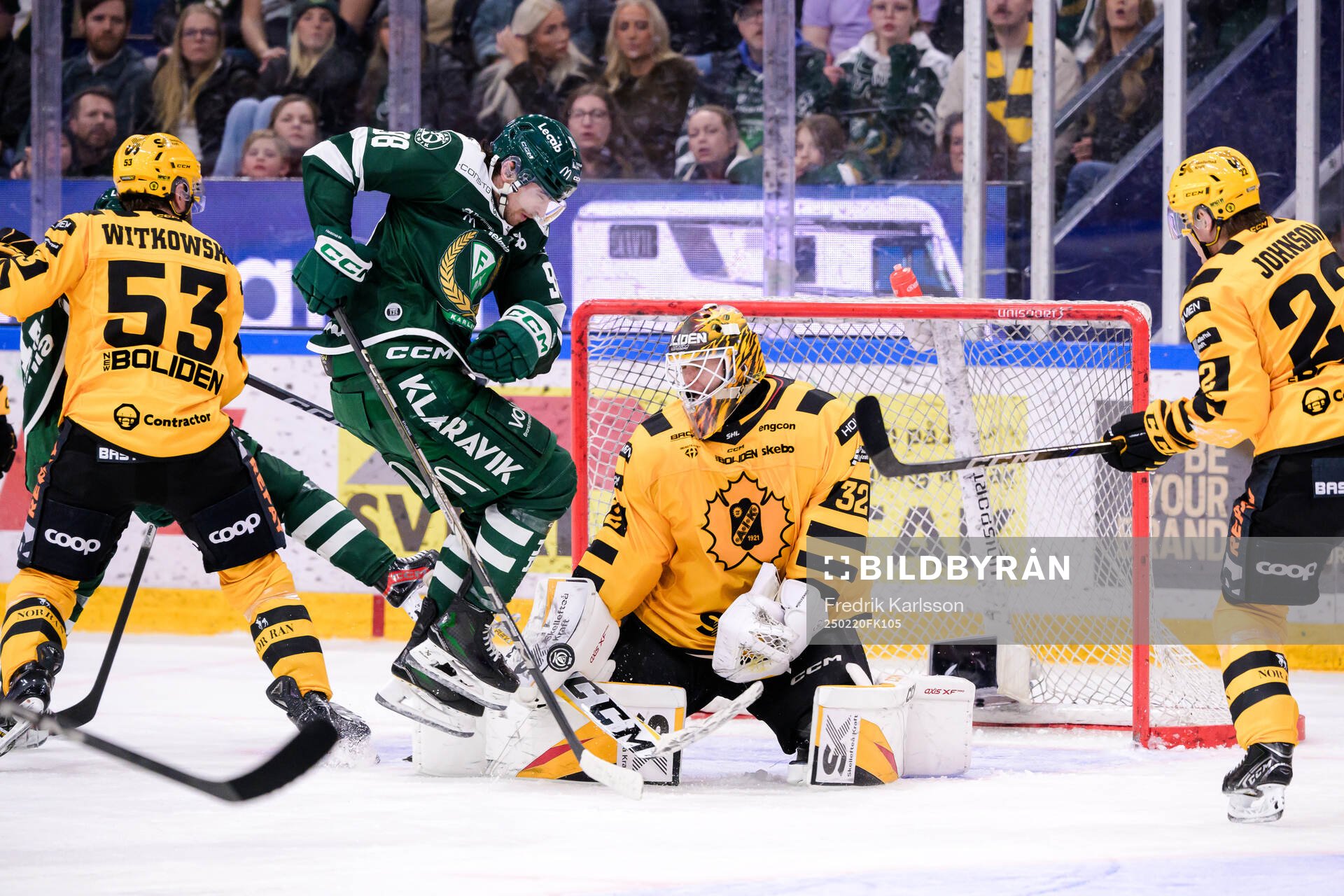 Färjestads Marian Studenic och Skellefteås målvakt Linus