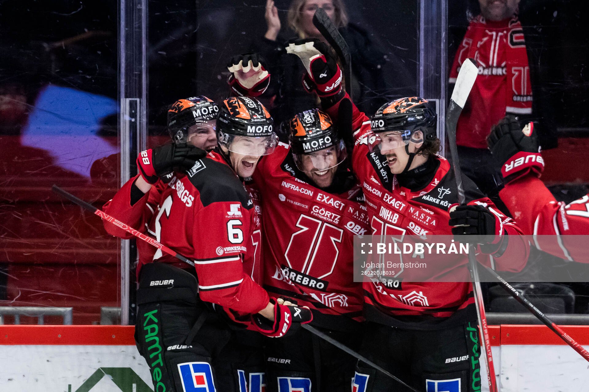 Örebros Ludvig Larsson jublar med lagkamrater