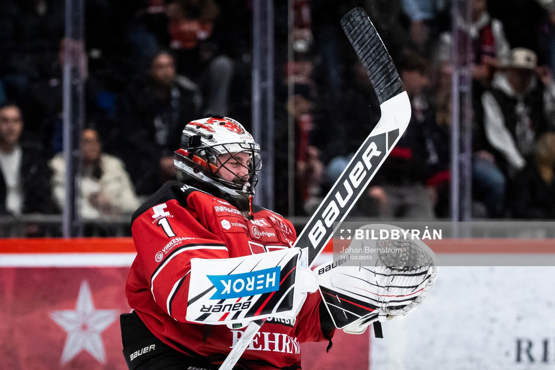 Örebros målvakt Jhonas Enroth jublar vid slutsignalen