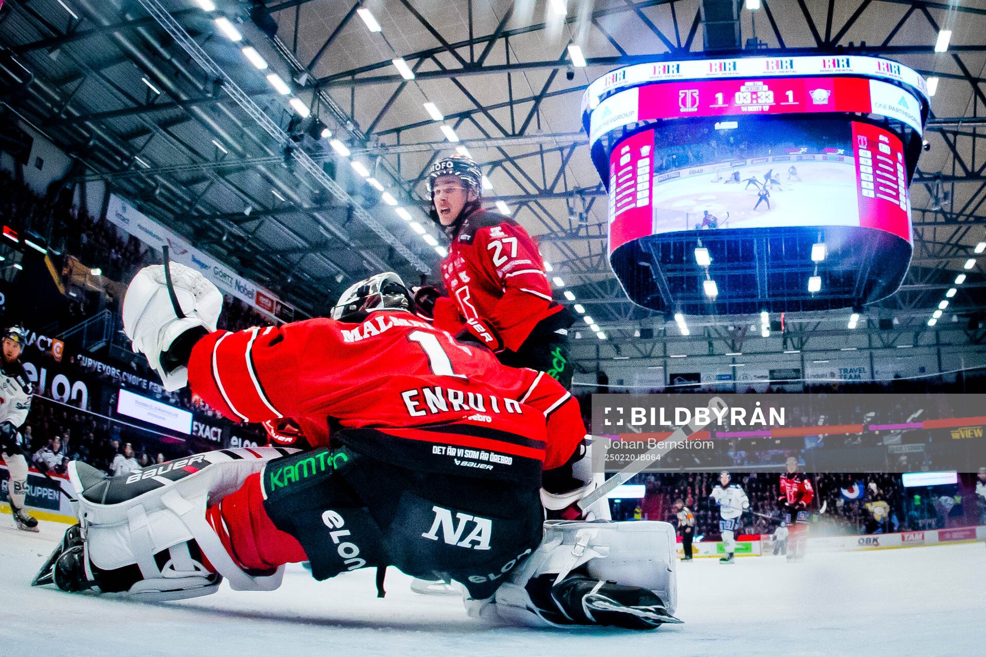 Örebros målvakt Jhonas Enroth räddar ett skott