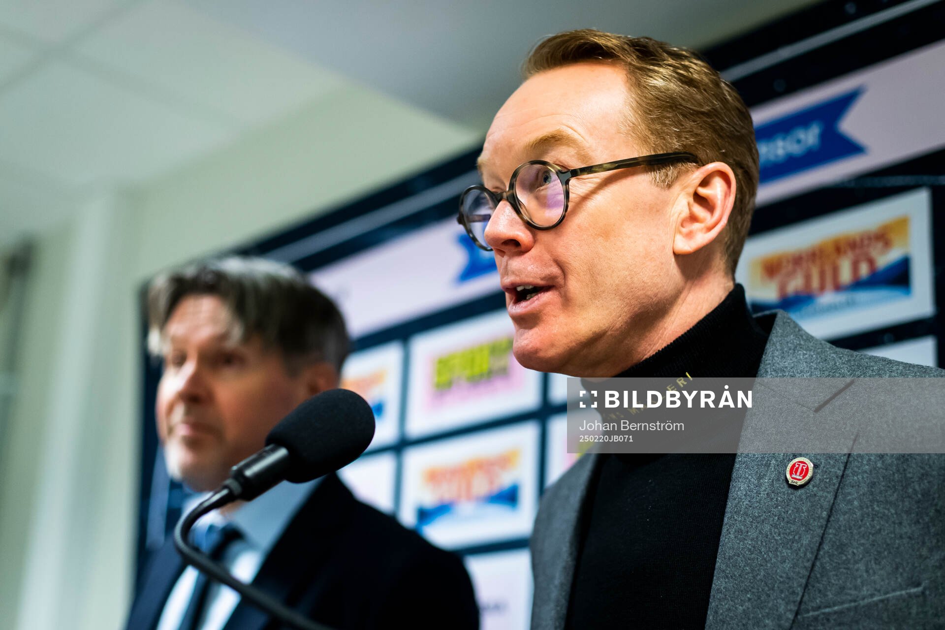 Örebros tränare Niklas Eriksson ler på presskonferensen