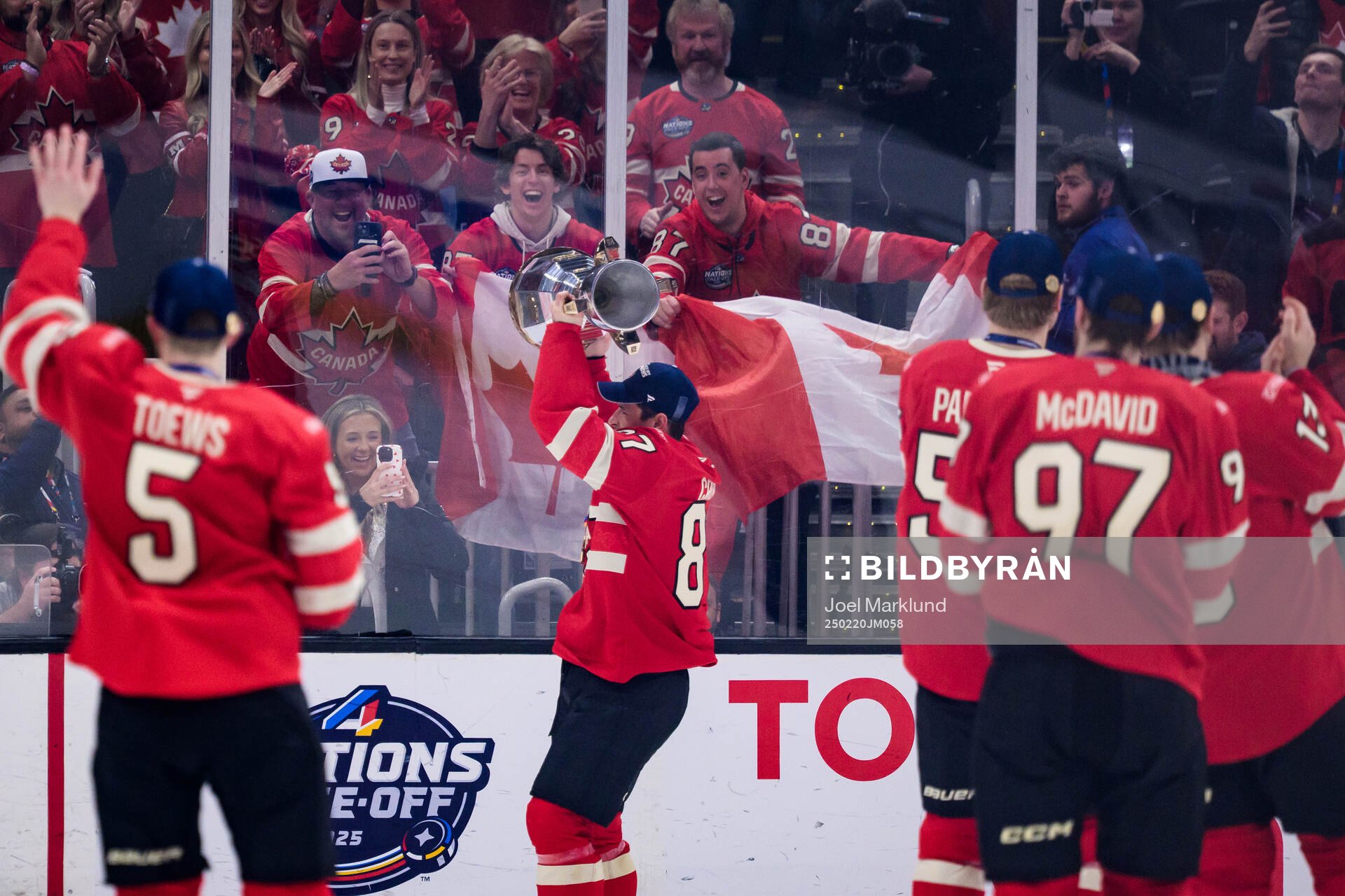 Sidney Crosby of Canada celebrates with the champion’s