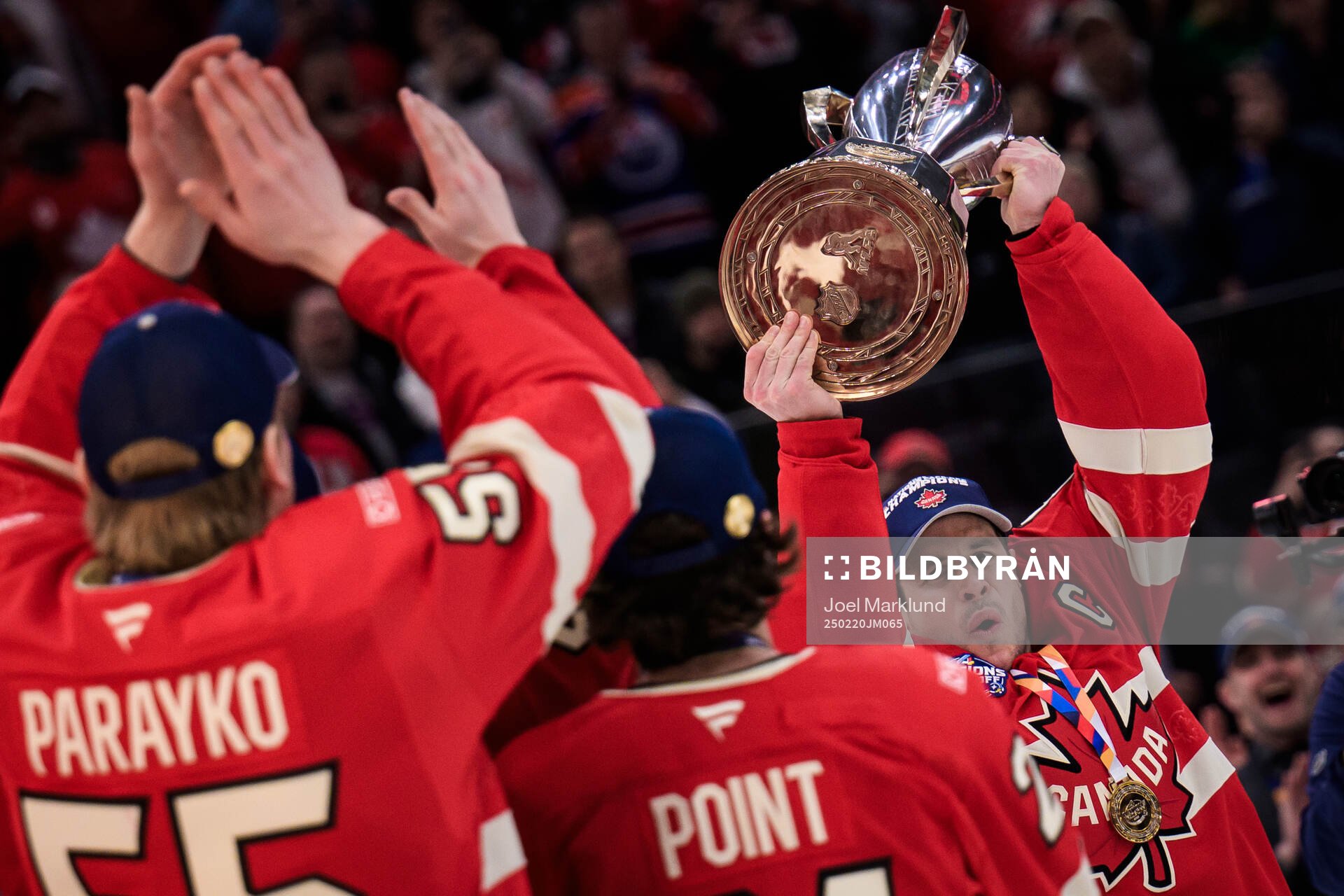 Sidney Crosby of Canada hoists the champion’s trophy