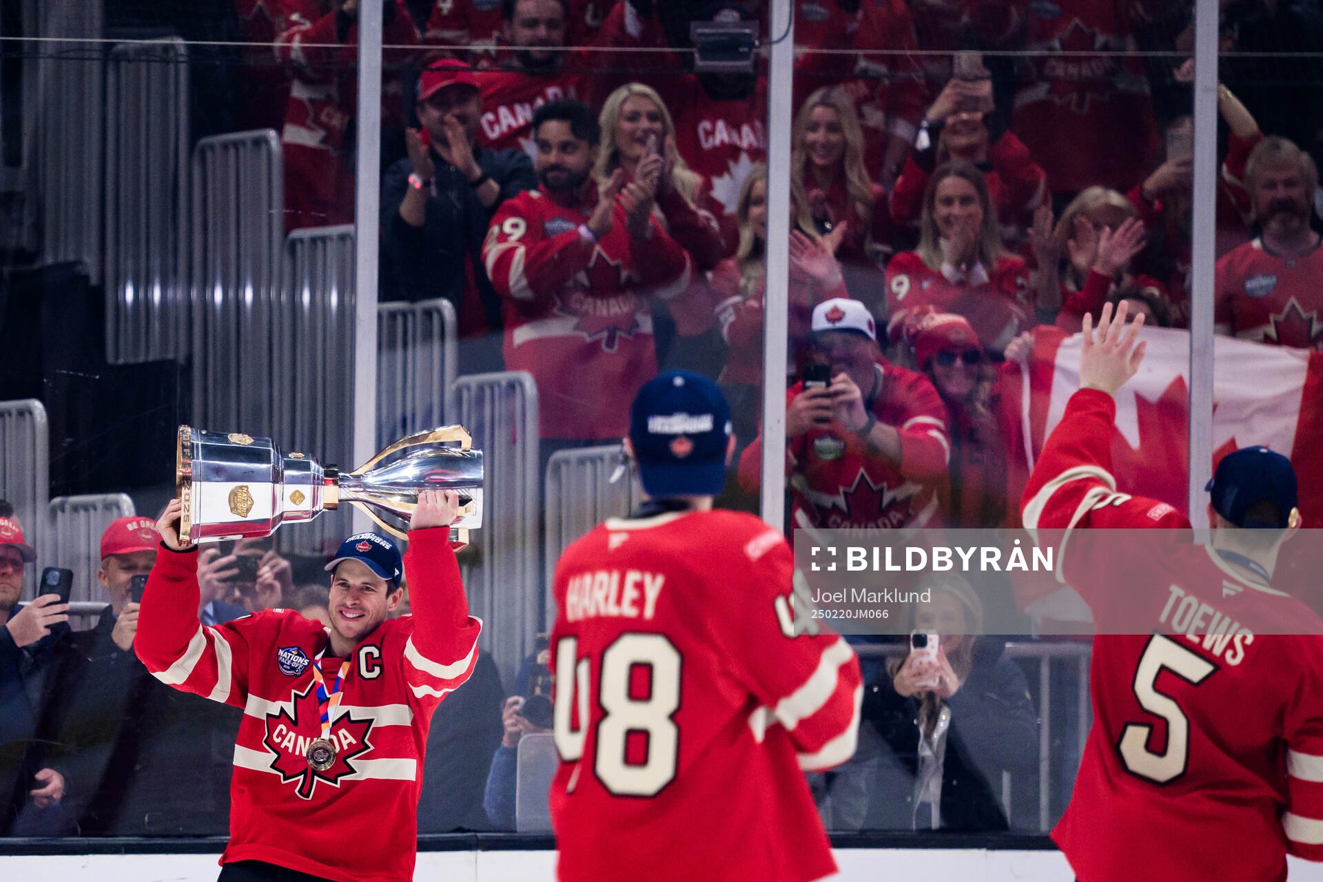 Sidney Crosby of Canada celebrates with the champion’s
