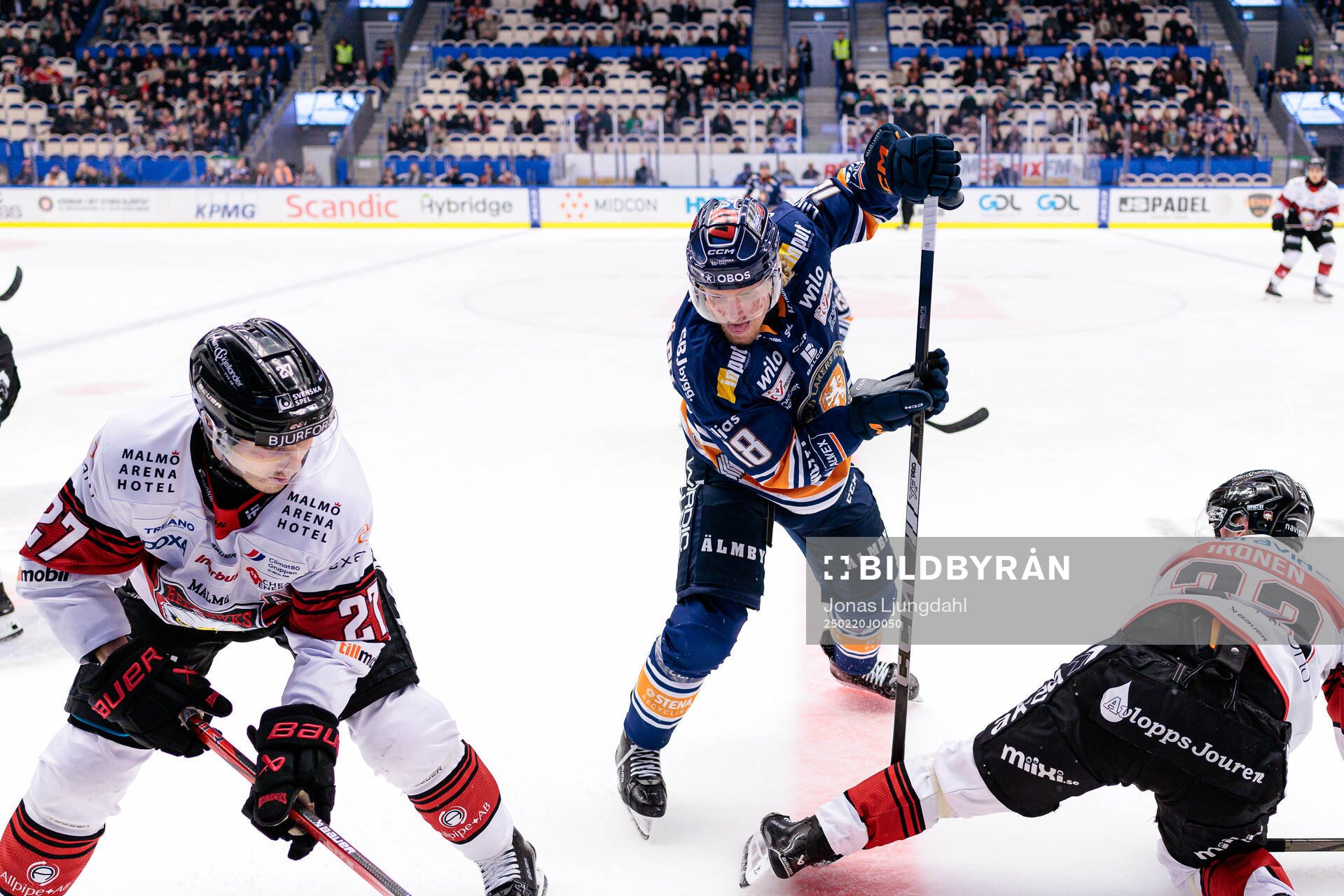 Växjös Marcus Sylvegård mellan Malmö Redhawks Henrik