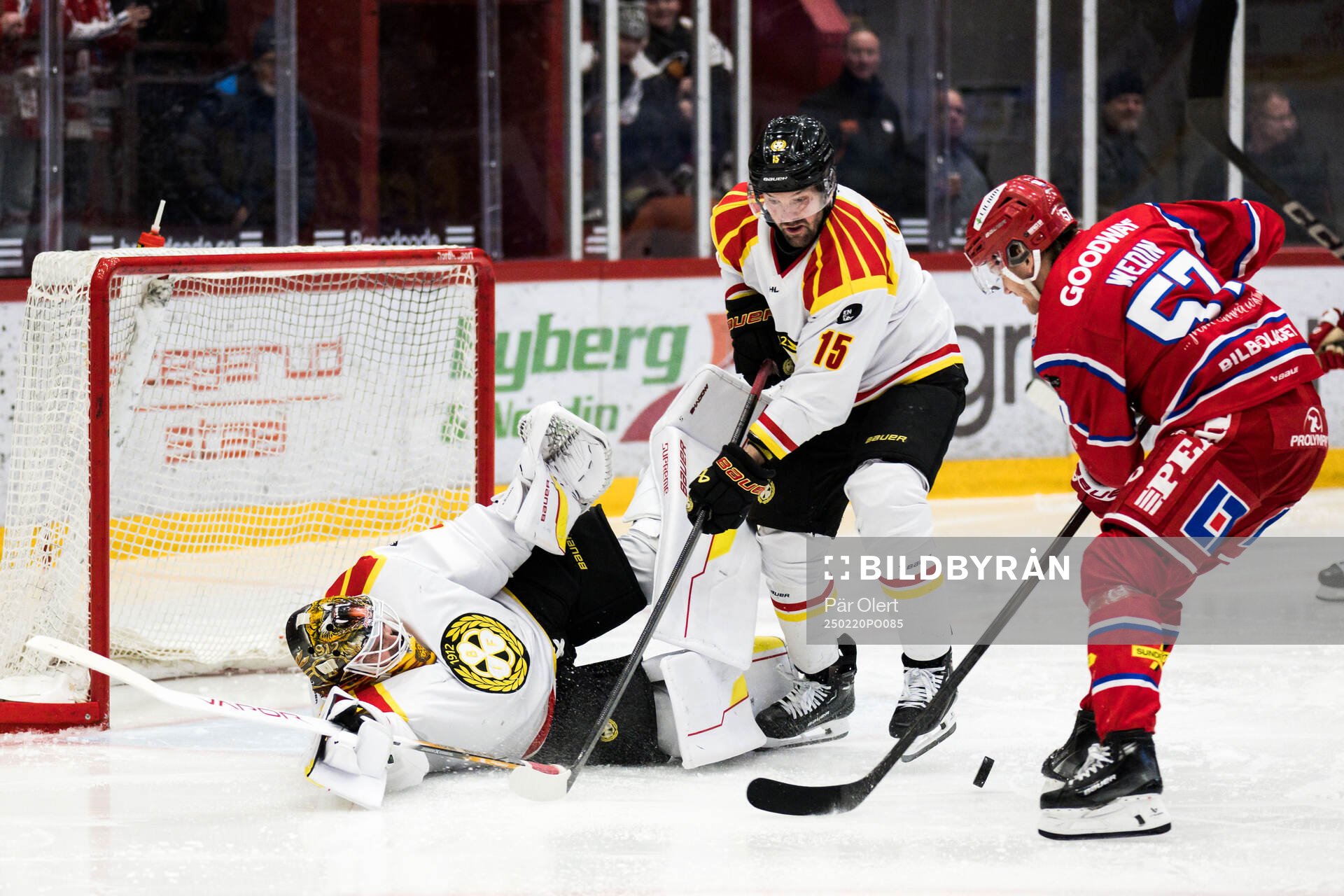 Brynäs målvakt Erik Källgren och Simon Bertilsson mot