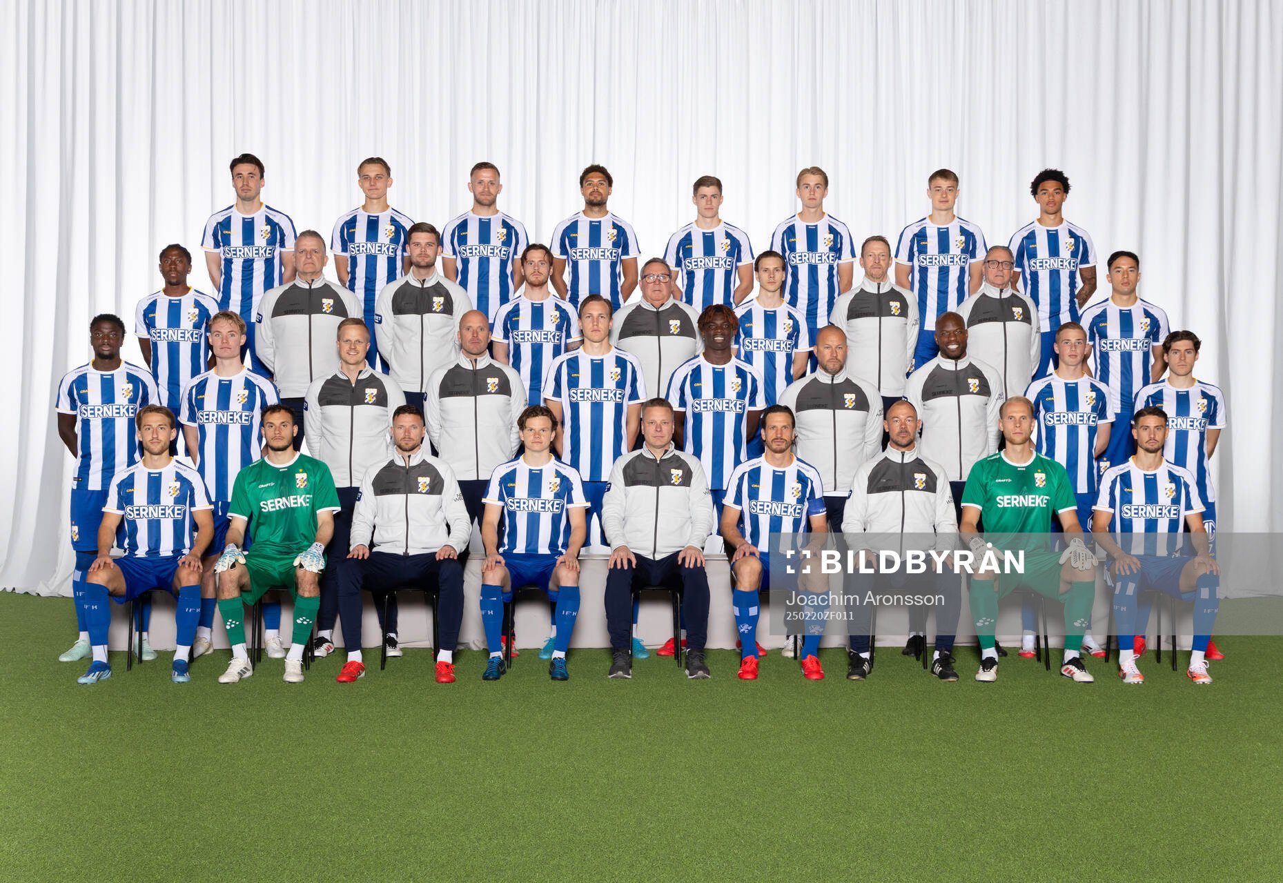 IFK Göteborg poserar för en lagbild den 20 februari 2025 i Göteborg. Bakre ledet från vänster: Anders Trondsen, Linus Carlstrand, Jonas Bager, Thomas Santos, Felix Eriksson, Noah Tolf, David Kruse, Sebastian Clemmensen. 3:e ledet från vänster: Abundance Salaou, tekniskt ansvarig Magnus Edlund, analytiker Liam Wohlén, Tobias Heintz, materialförvaltare Rolf Gustavsson, Lucas Kåhed, fysioterapeut Fredrik Larsson, materialförvaltare Håkan Lindahl, Hussein Carneil. 2:a ledet från vänster: Imam Jagne, Max Fenger, fysioterapeut Kaj Leuther, fysioterapeut Calle Persson, Adam Carlén, Rockson Yeboah, målvaktstränare Lee Baxter, fystränare Hakeem Araba, Benjamin Brantlind, Eman Markovic. Sittande från vänster: Arbnor Mucolli, Elis Bishesari, assisterande tränare Marcus Berg, huvudtränare Stefan Billborn, Gustav Svensson, tränare Joachim Björklund, Pontus Dahlberg, Ramon Pascal Lundqvist. Editors note: Bilden är retuscherad.