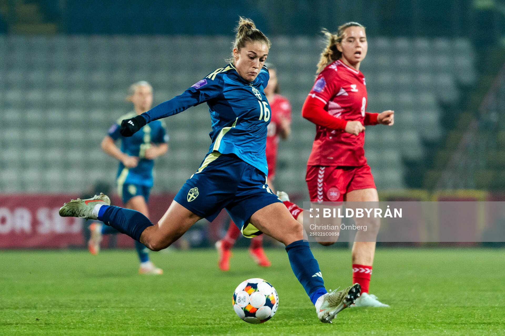 Filippa Angeldahl of Sweden and Emma Snerle of Denmark