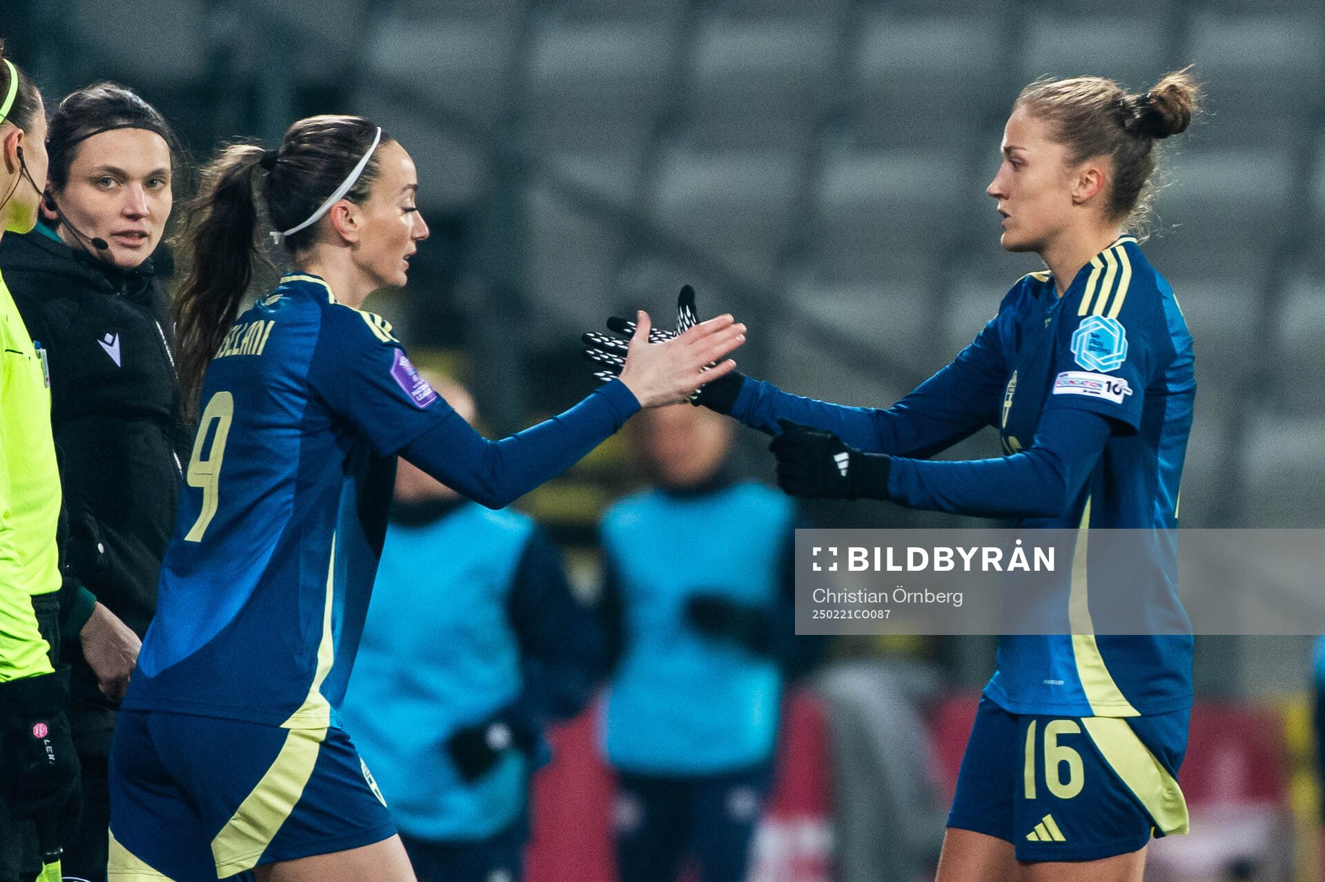 Filippa Angeldahl changes with Kosovare Asllani of Sweden
