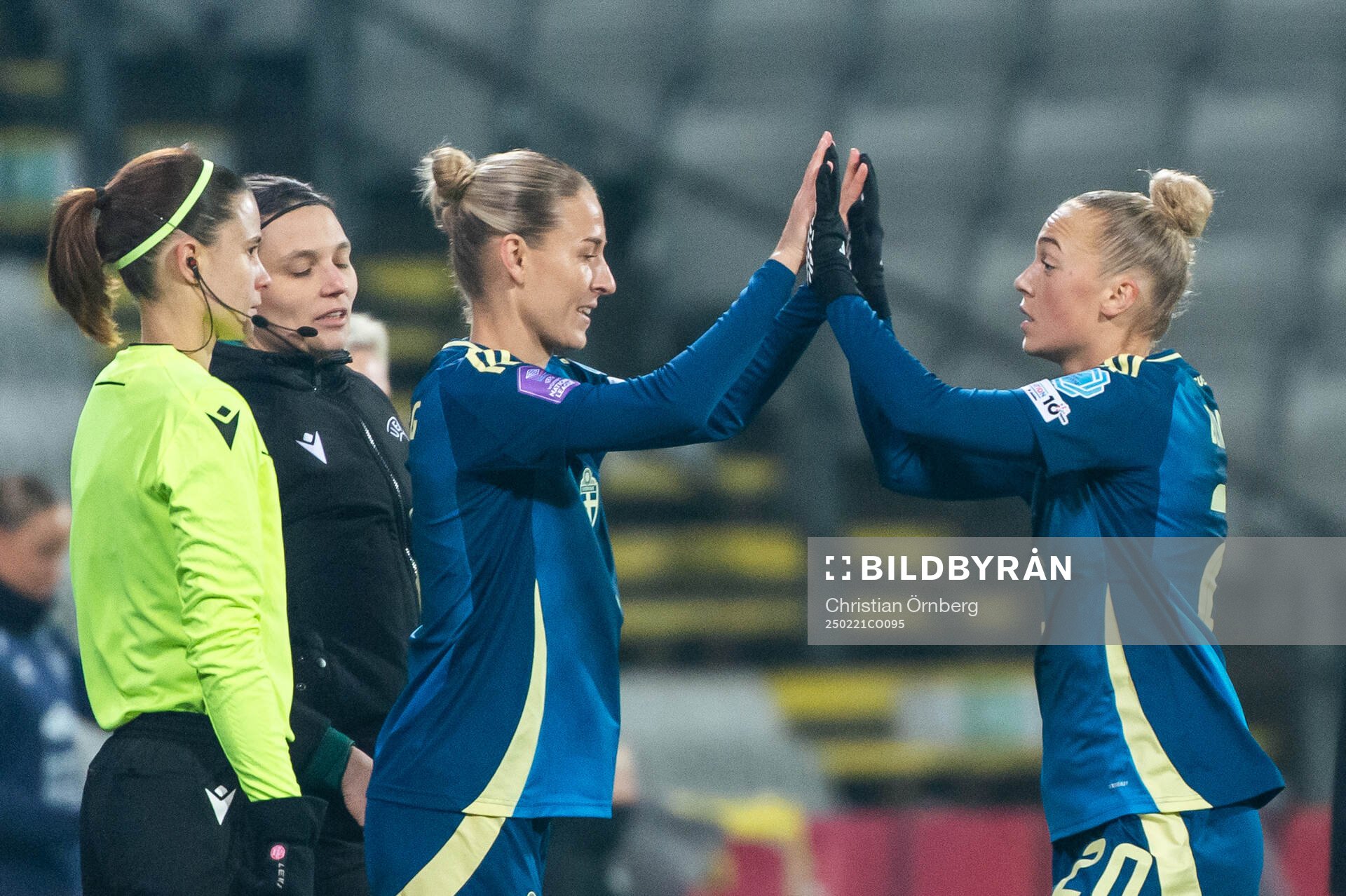 Hanna Bennison changes with Emma Kullberg of Sweden