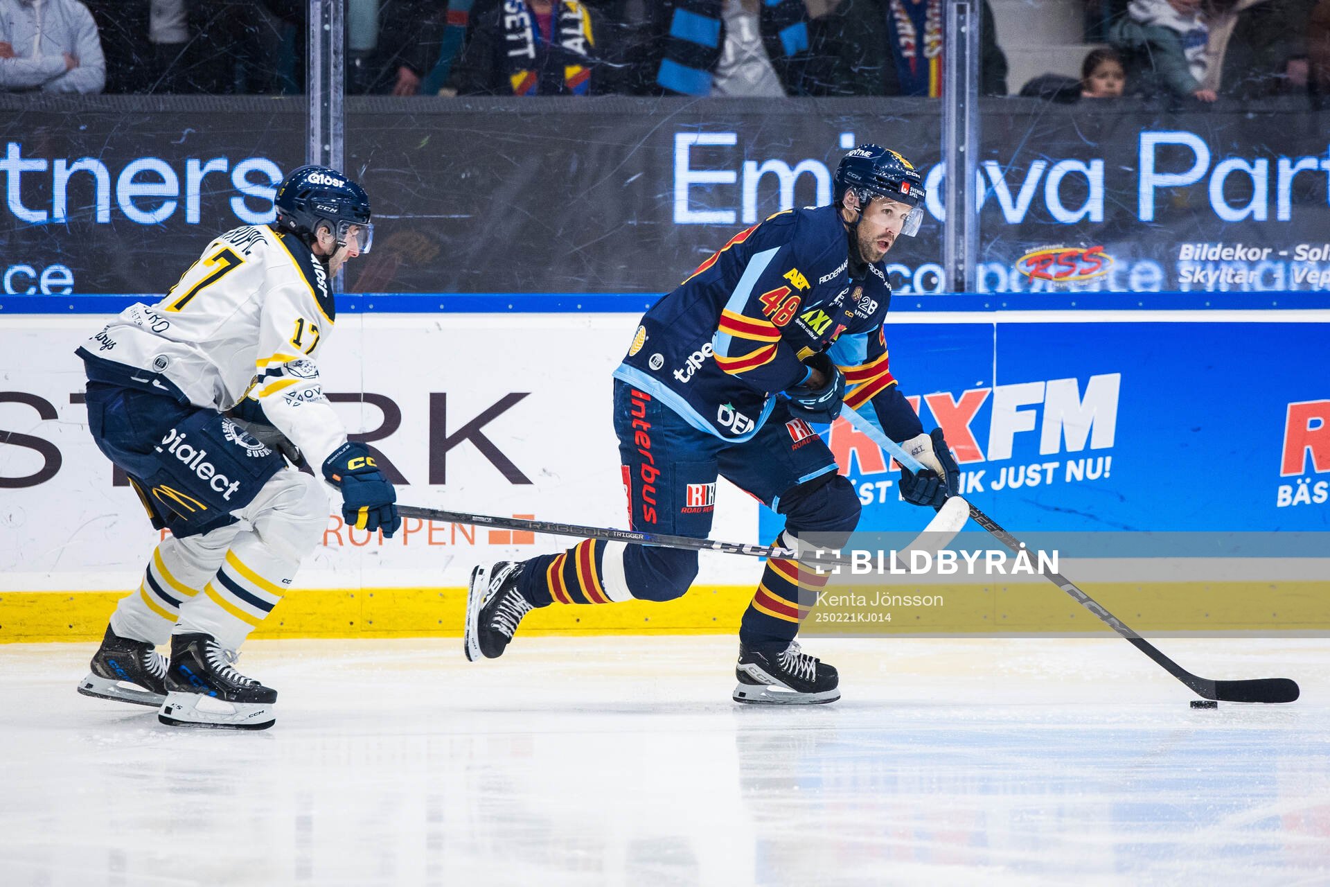 Djurgårdens Dick Axelsson och Södertäljes Amil Krupic