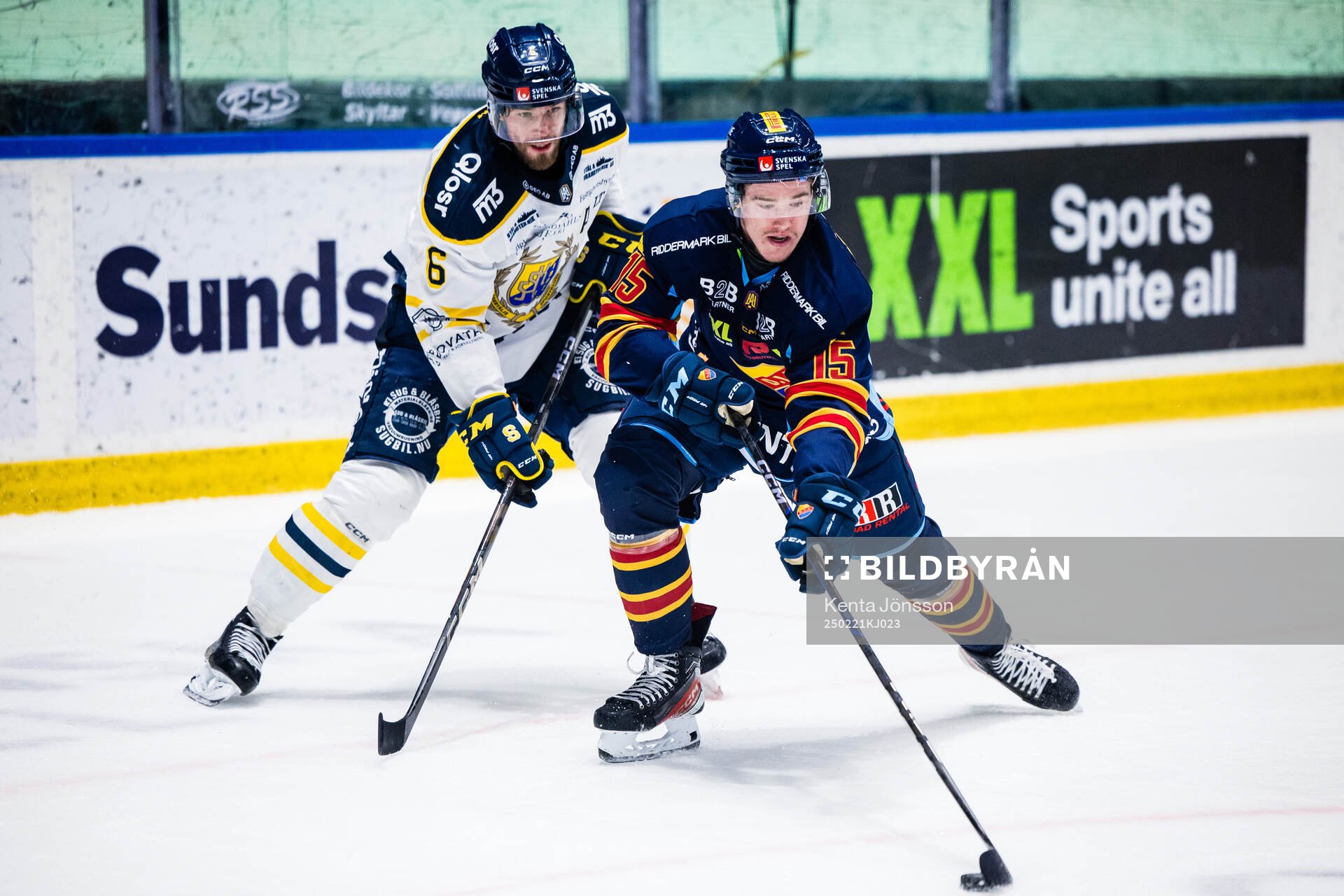 Södertäljes Olli Vainio och Djurgårdens Filip Eriksson