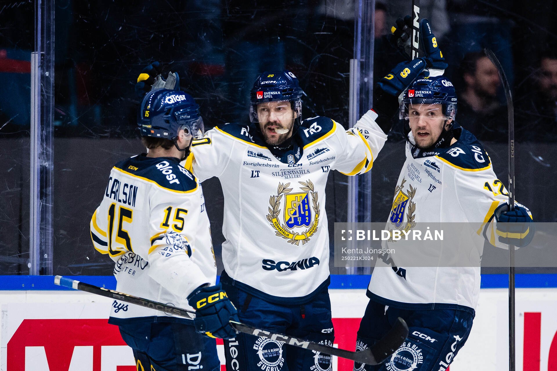 Södertäljes Marcus Eriksson (m) jublar med Albin Carlson