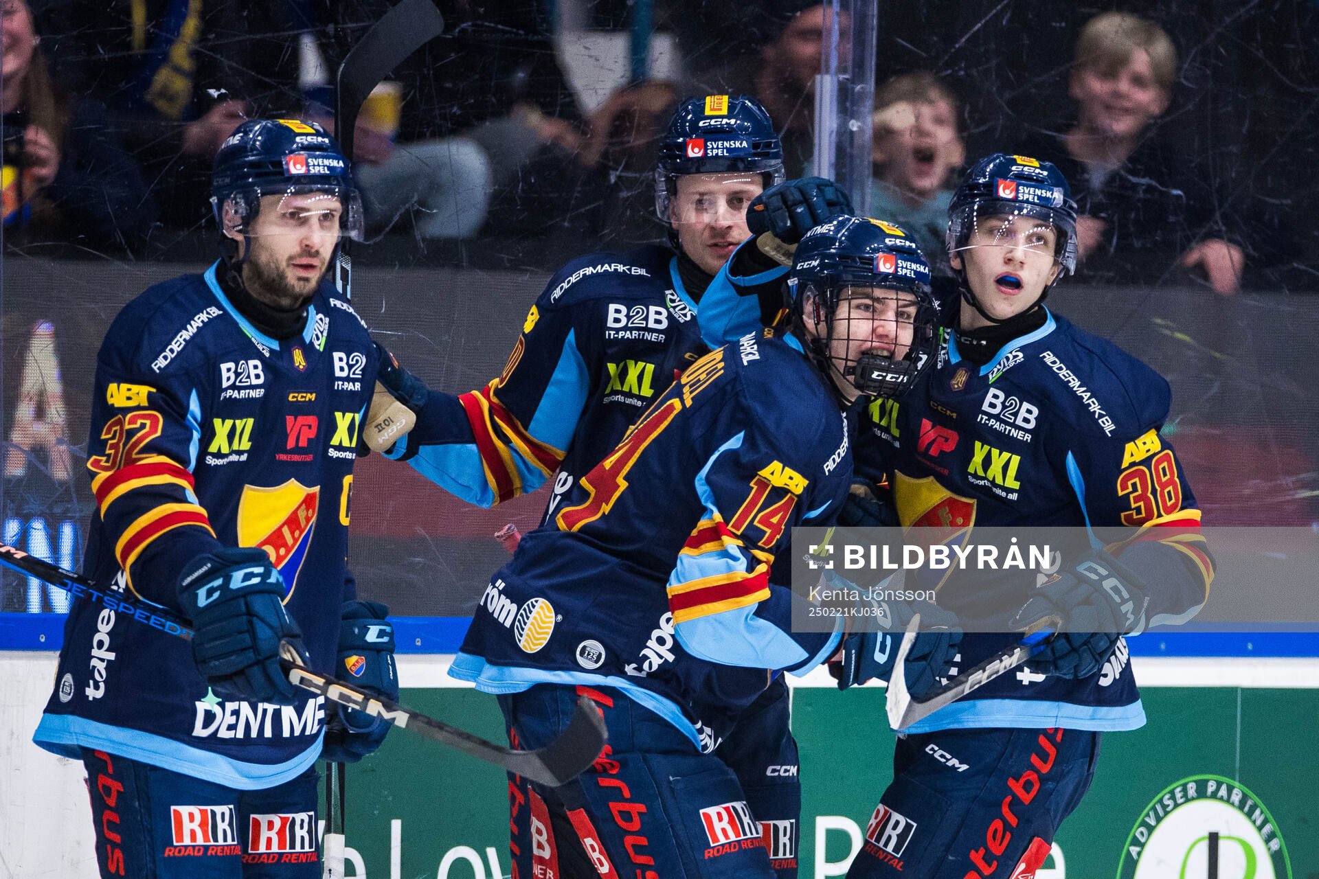 Djurgårdens Anton Frondell jublar med Victor Eklund
