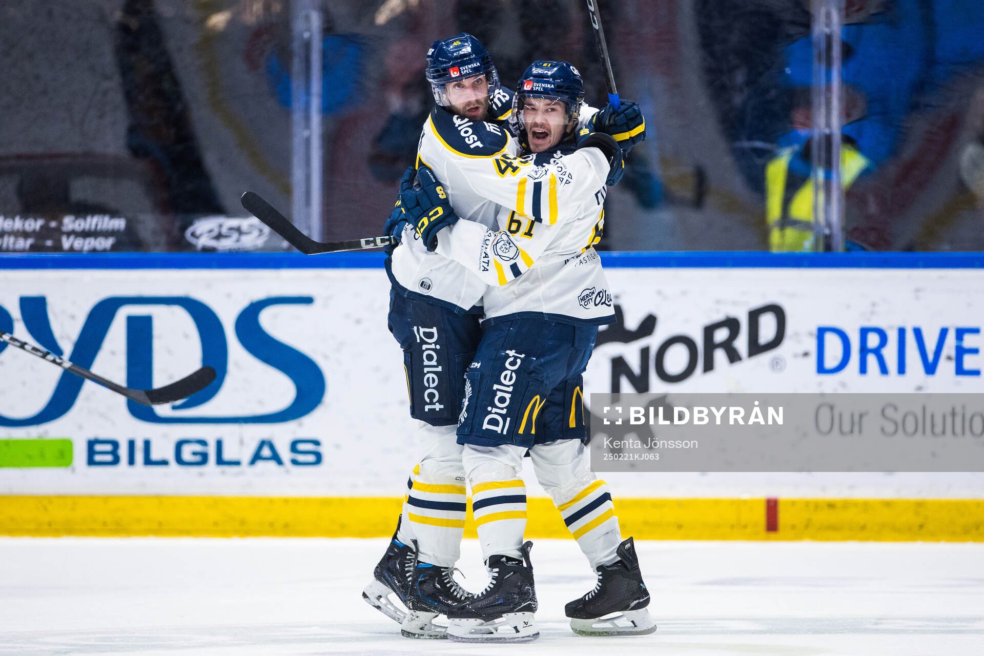 Södertäljes Sebastian Dyk och Miikka Pitkänen jublar